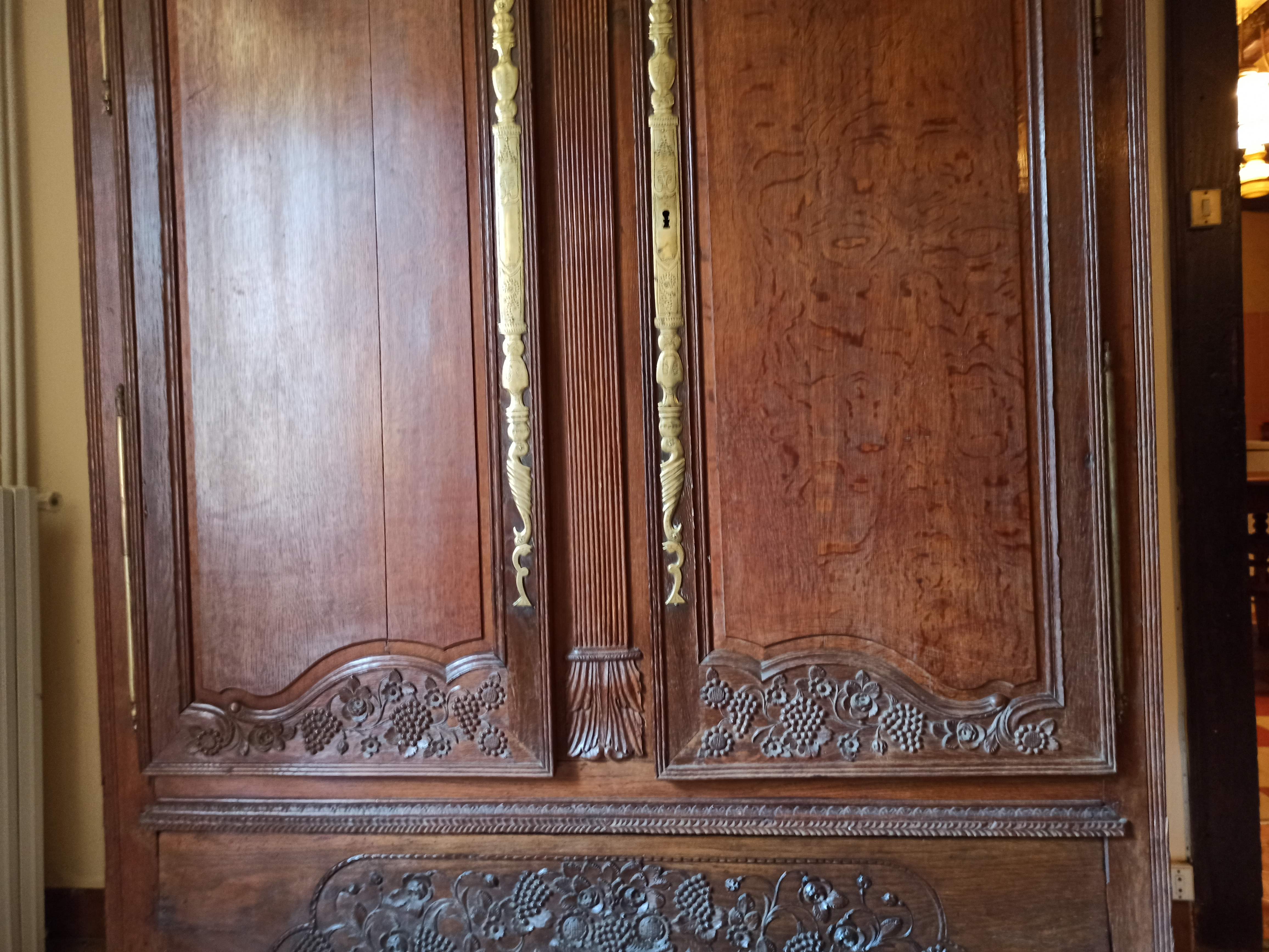 Norman wardrobe in oak Solid basket bouquet of flowers