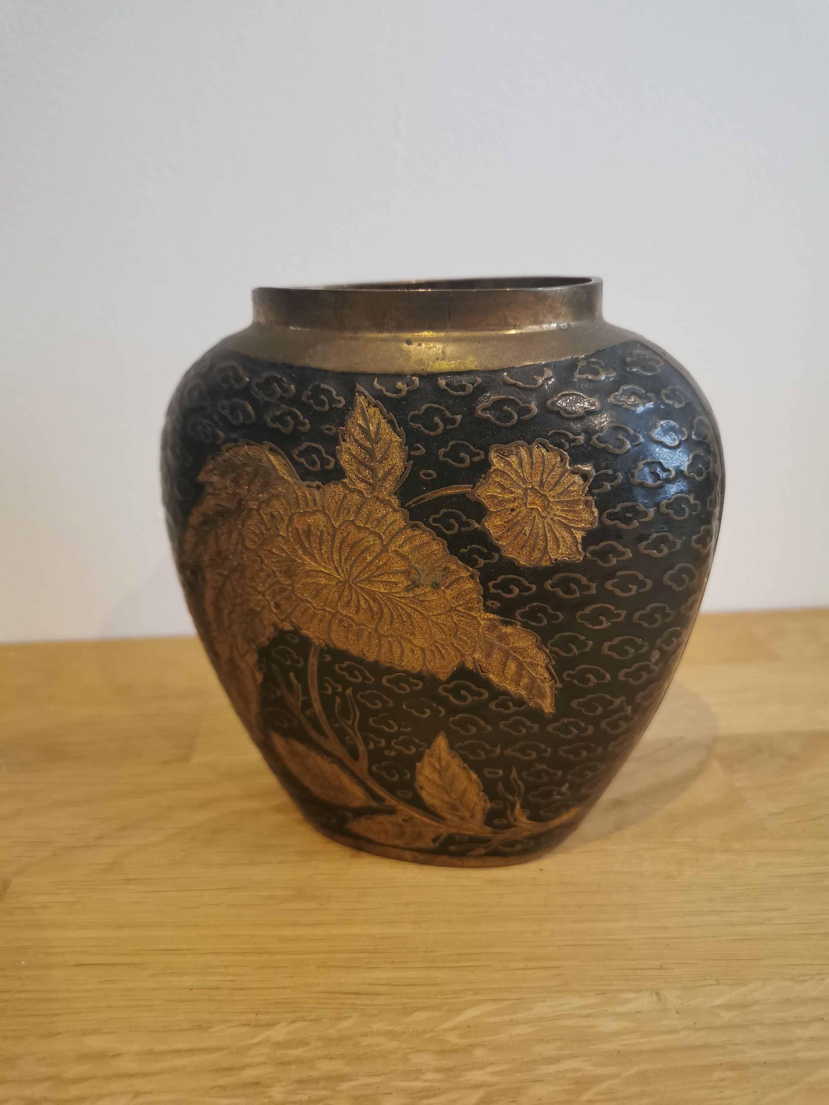 small vase in chiseled brass Japanese decoration