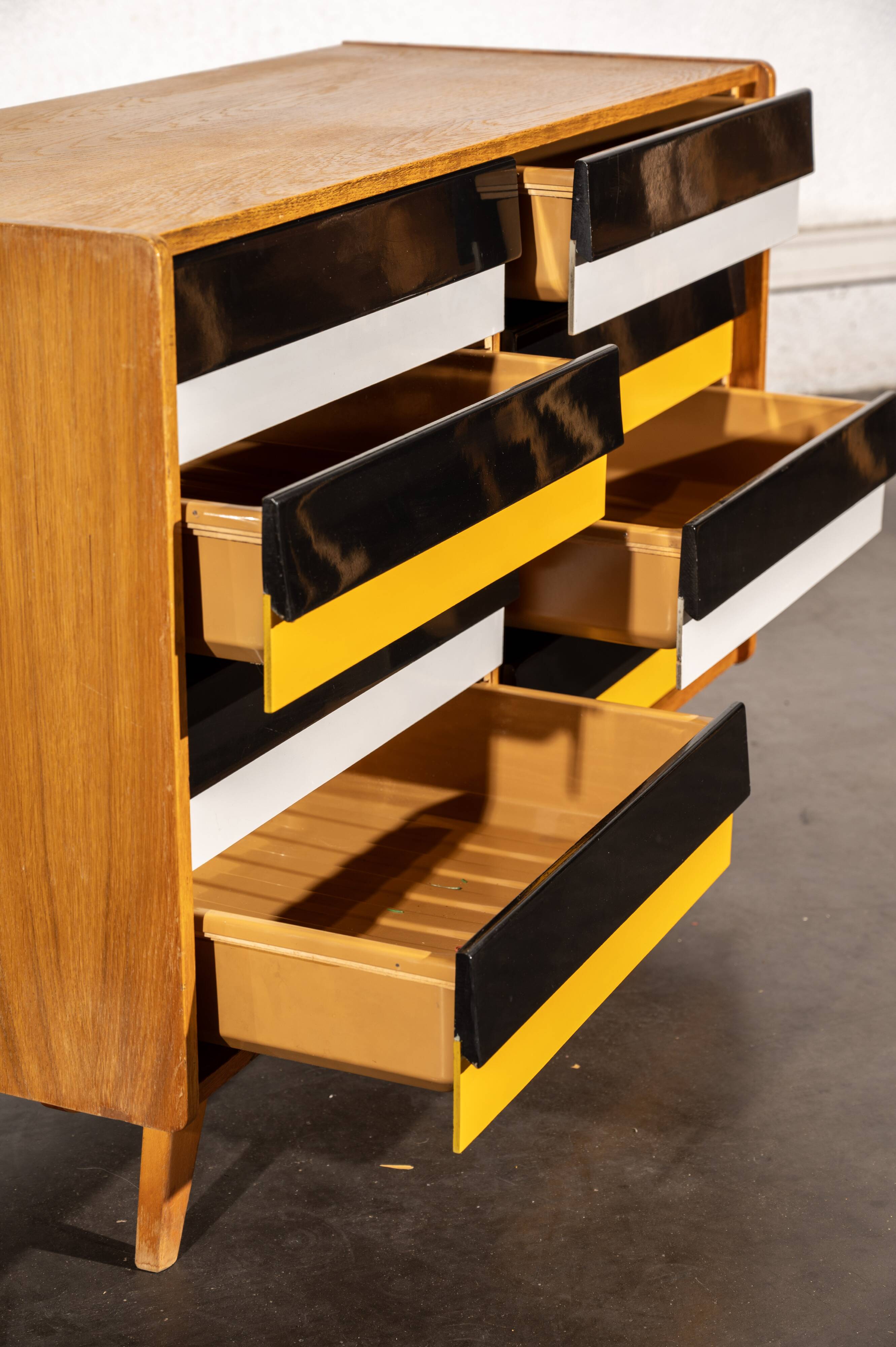 Jiroutek chest of drawers