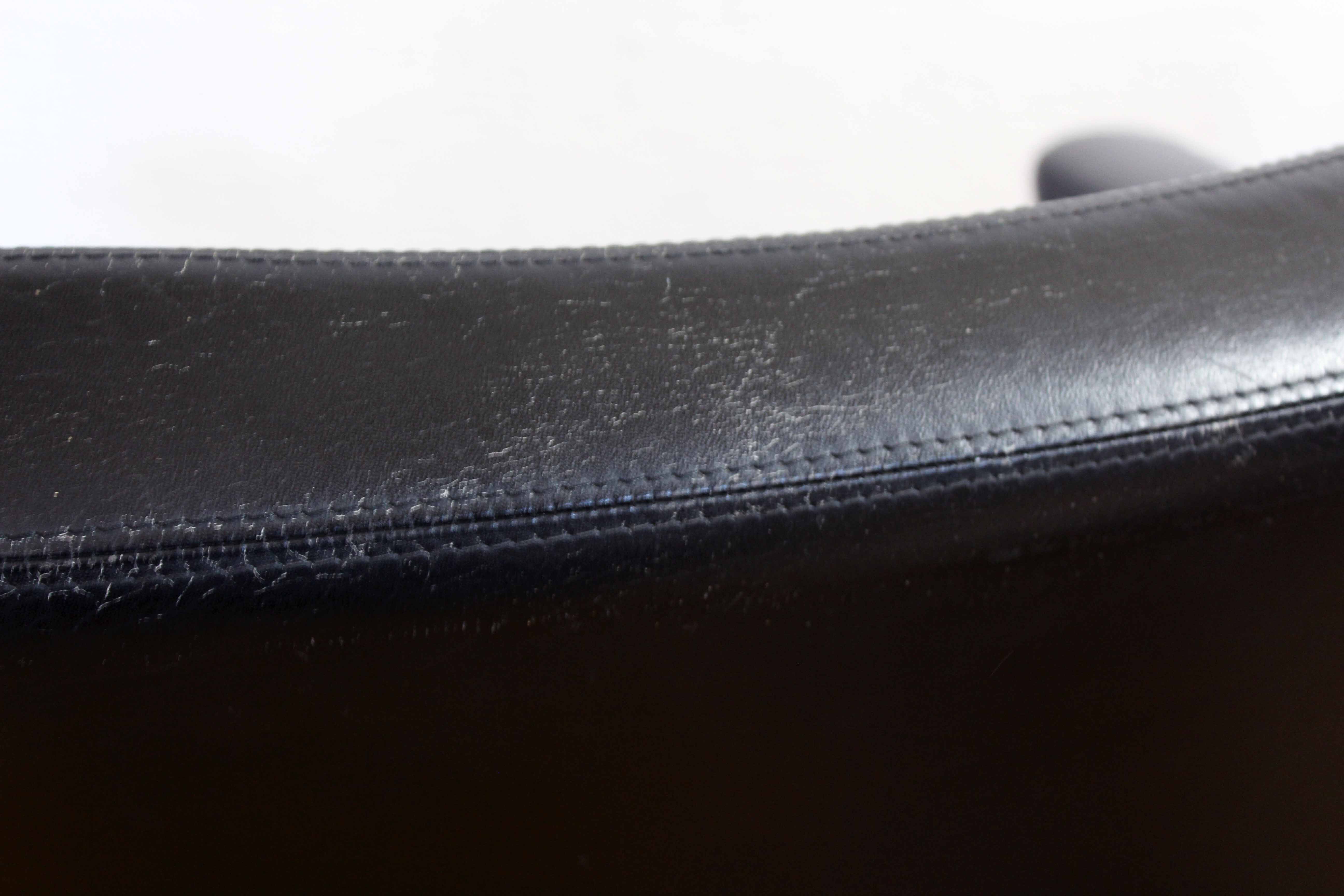 Paire de fauteuils en cuir et acier chromé