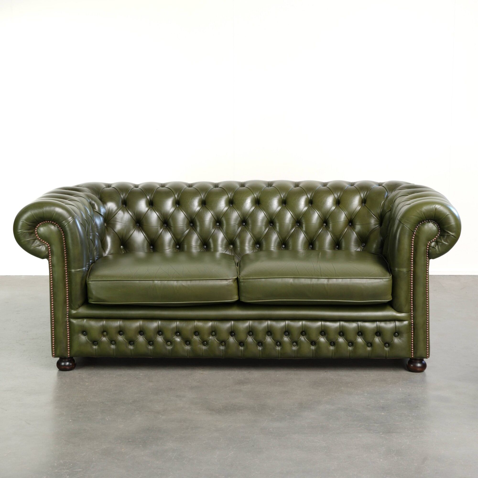 Green cow leather 2.5-seater Chesterfield sofa in English style