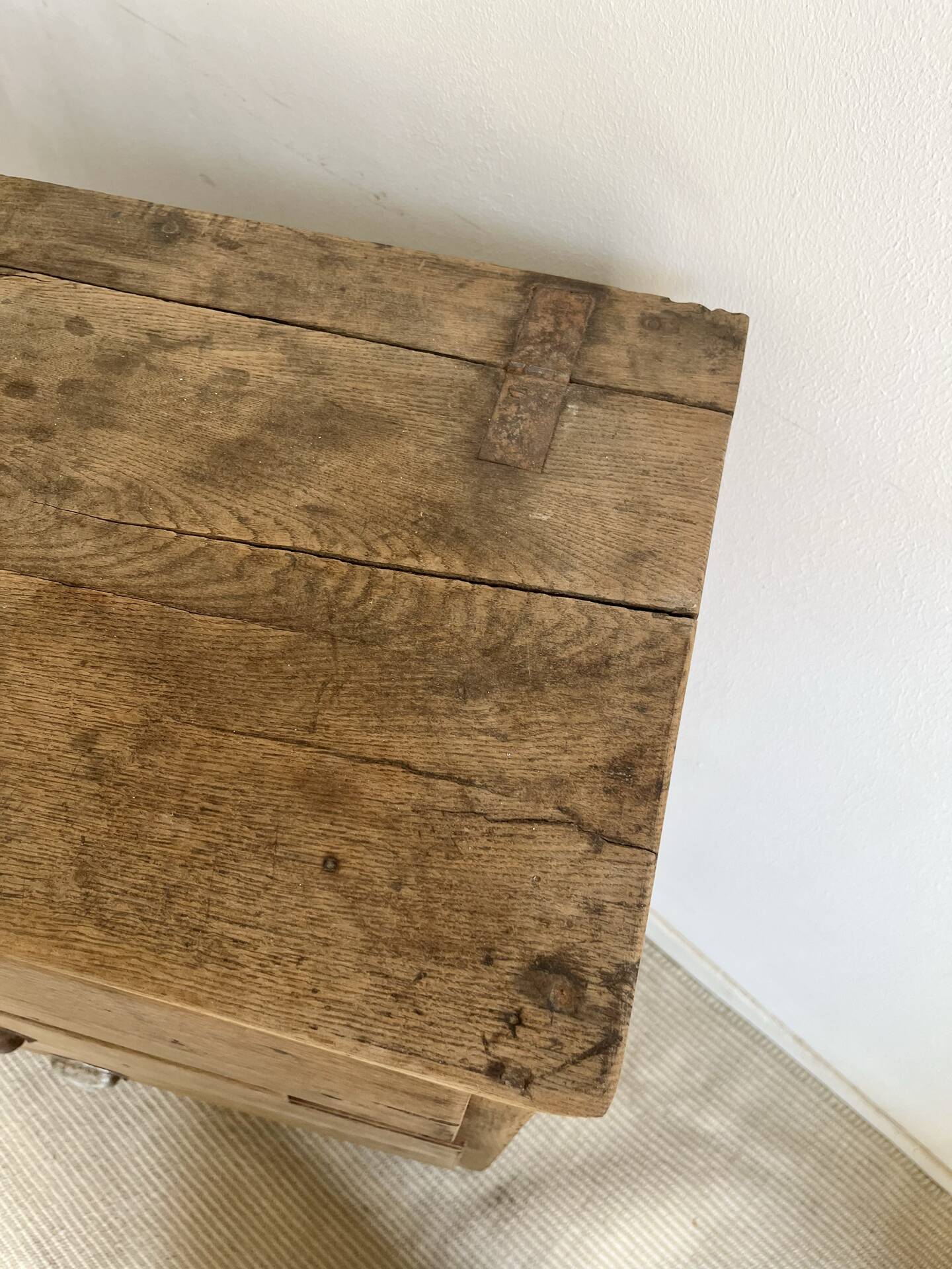 Atypical antique chest of drawers