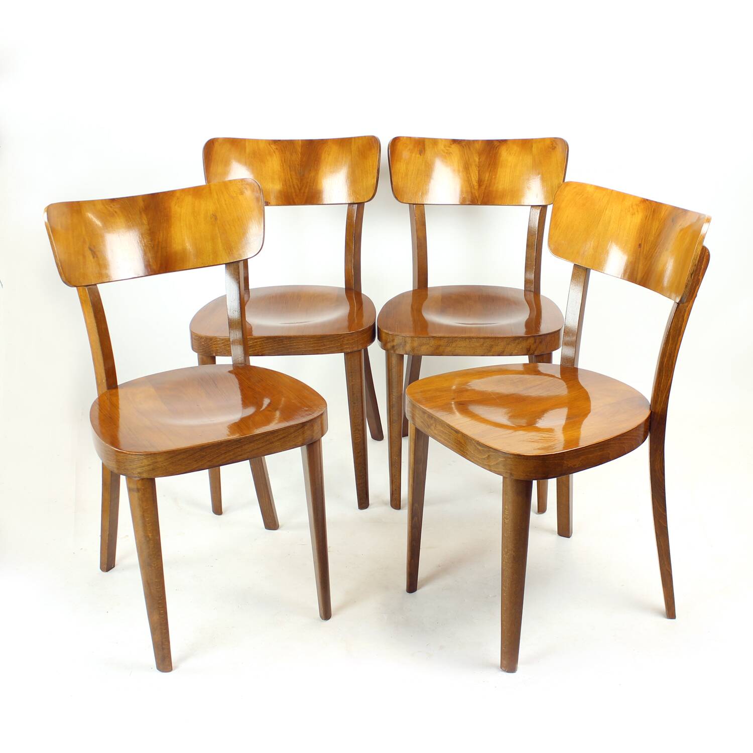 Ensemble de 4 chaises de salle à manger classiques Tatra en noyer, Tchécoslovaquie, années 1950