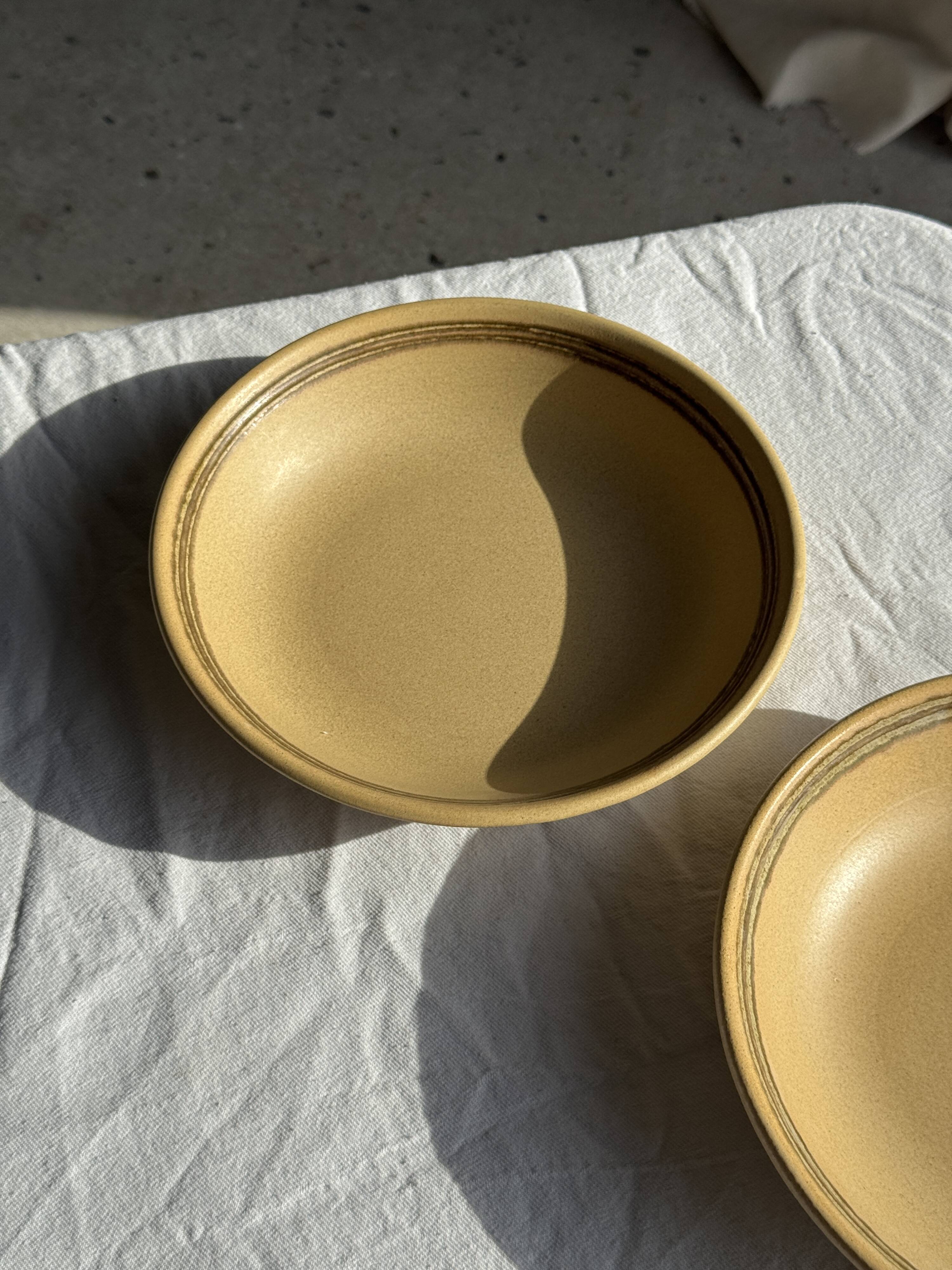 Lot de 2 assiettes creuses en grès liseré brun et marron D21,5
