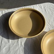 Lot de 2 assiettes creuses en grès liseré brun et marron D21,5