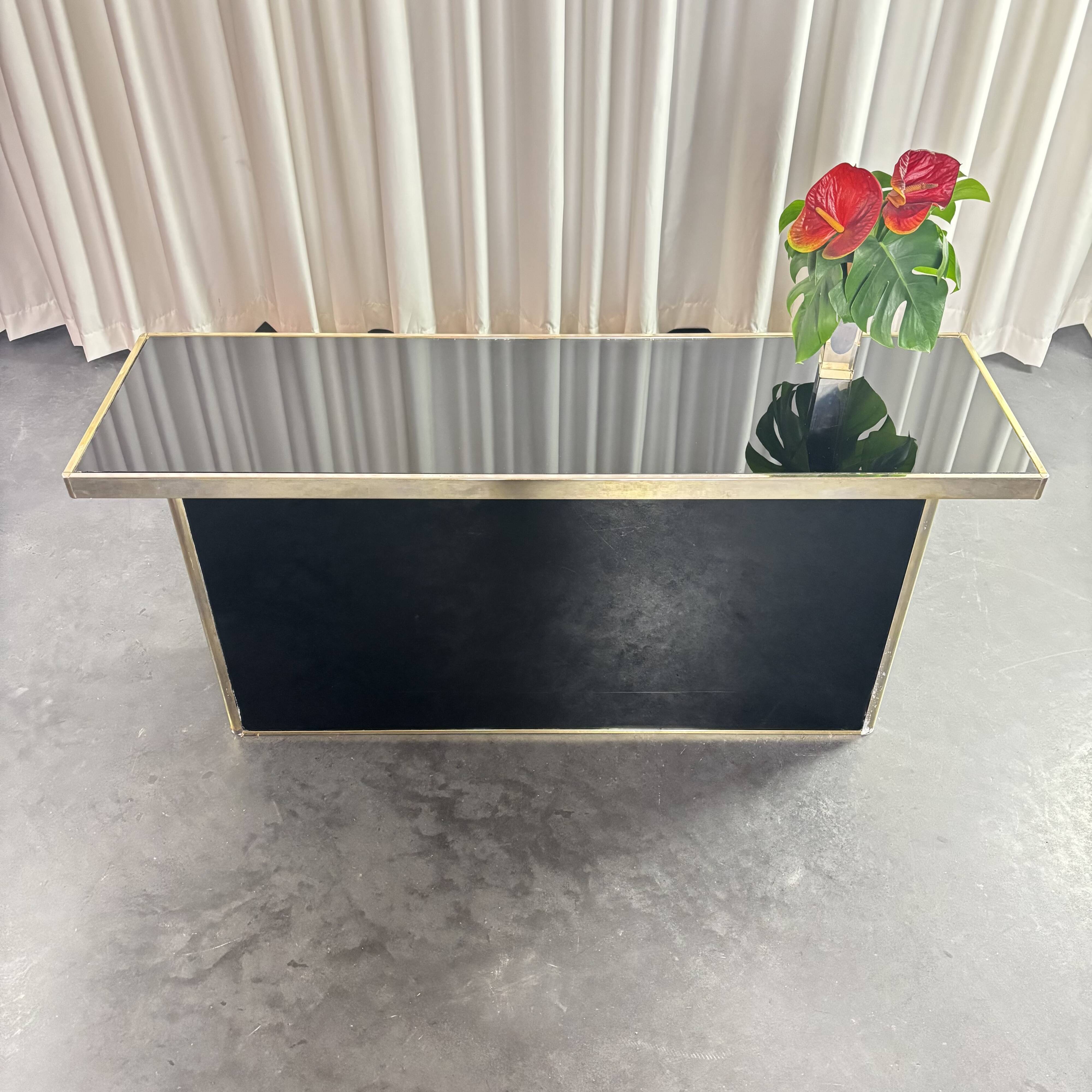 Console en laiton et miroir noir