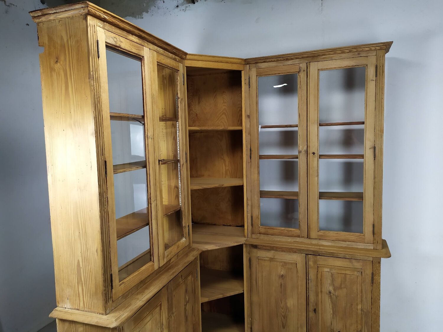 Bistro corner bookcase