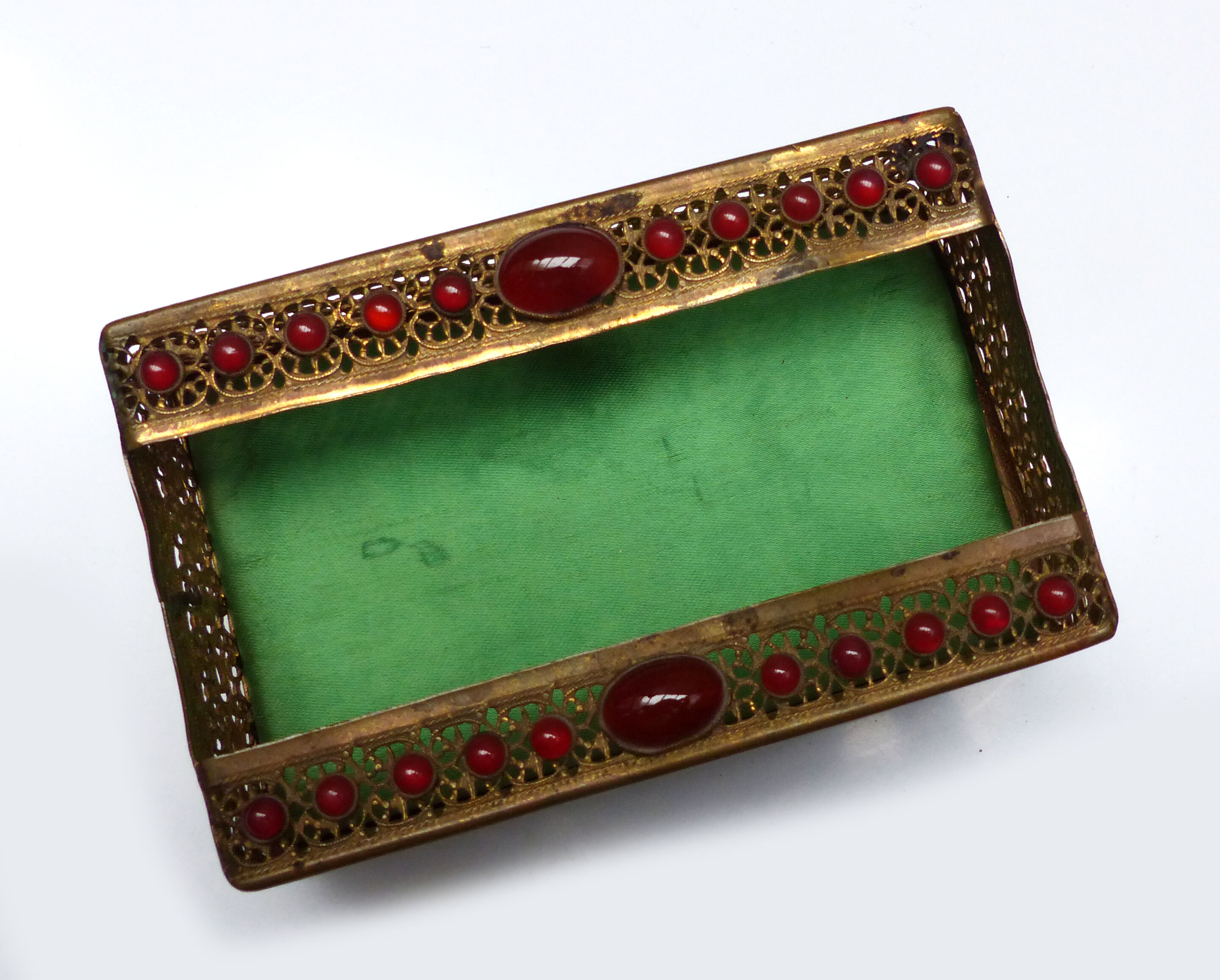 Metal and colored stone pocket emptier