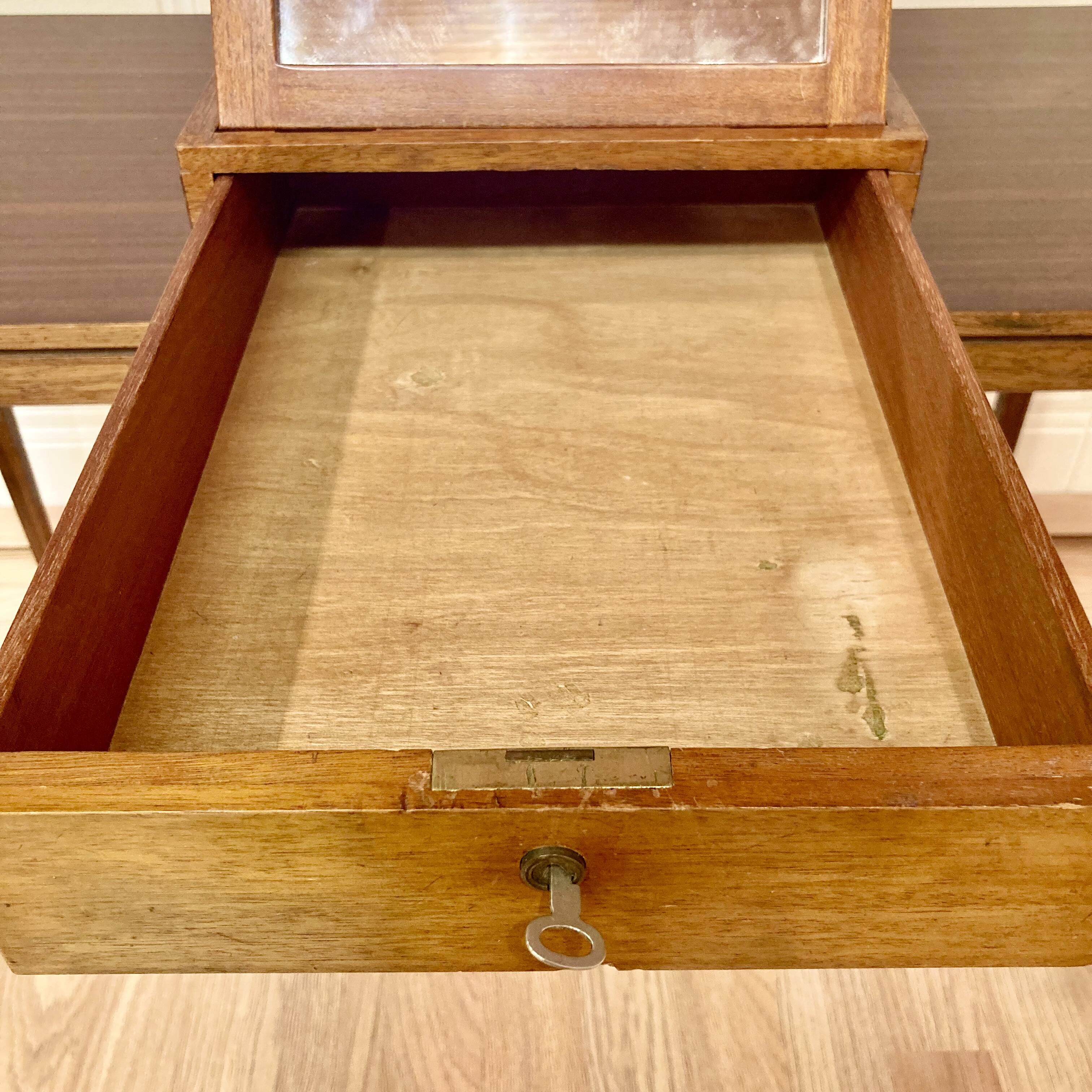 Miroir et rangement design scandinave 1950.