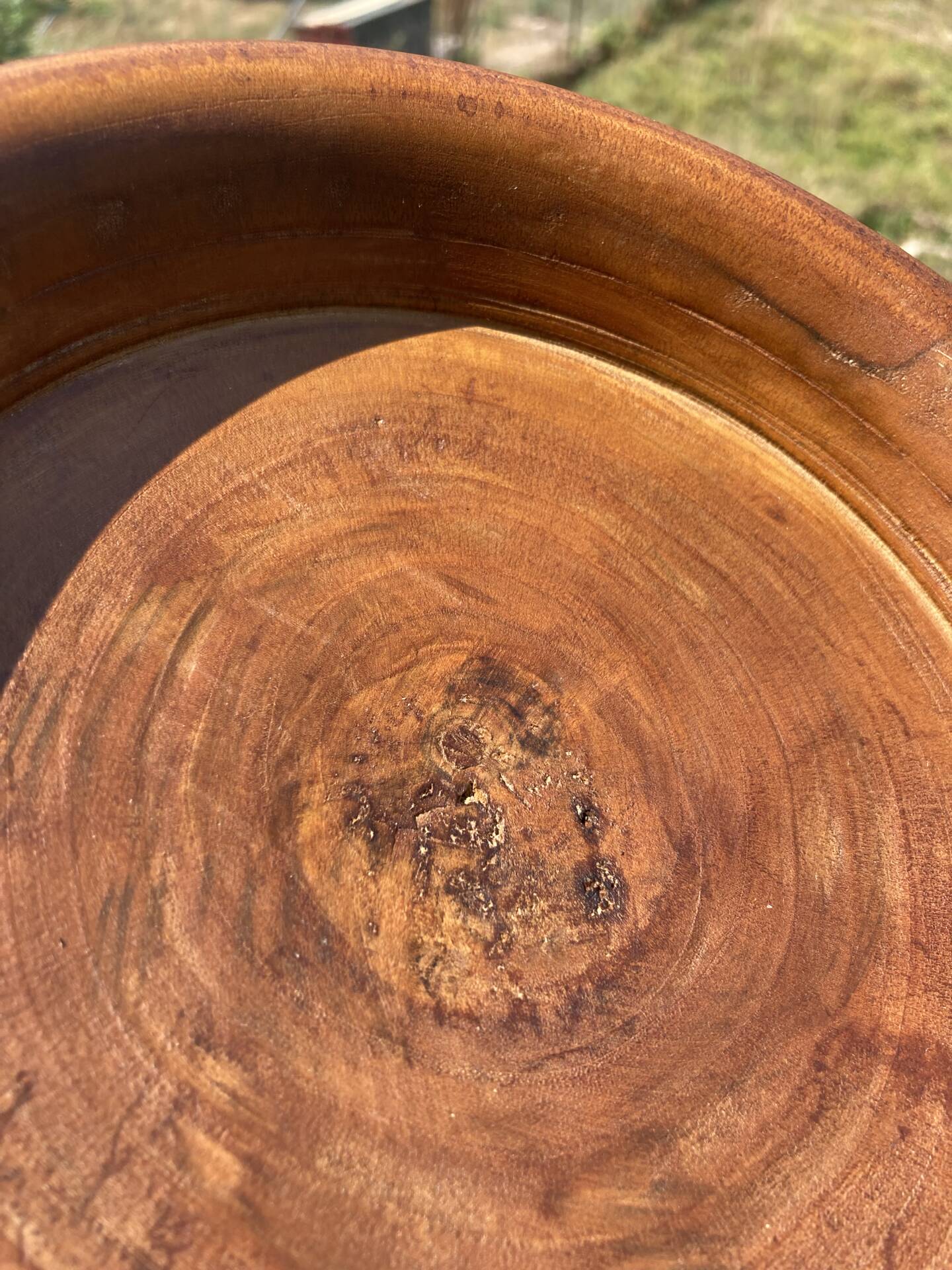 Turned wooden bowl craftsmanship from Haute-Marne.