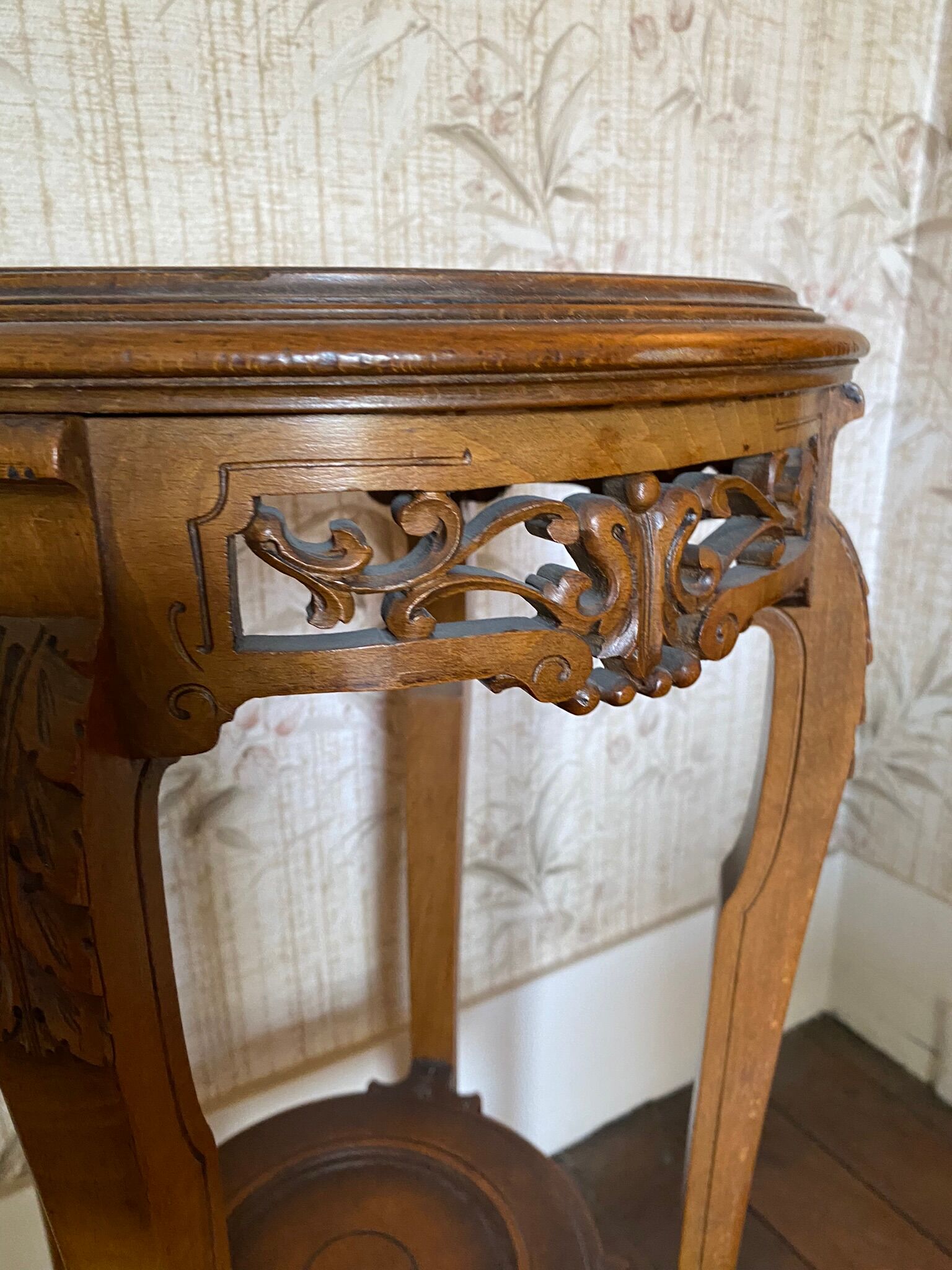 Fifth wheel / Carved wooden plant door with double top - brown marble around 1900
