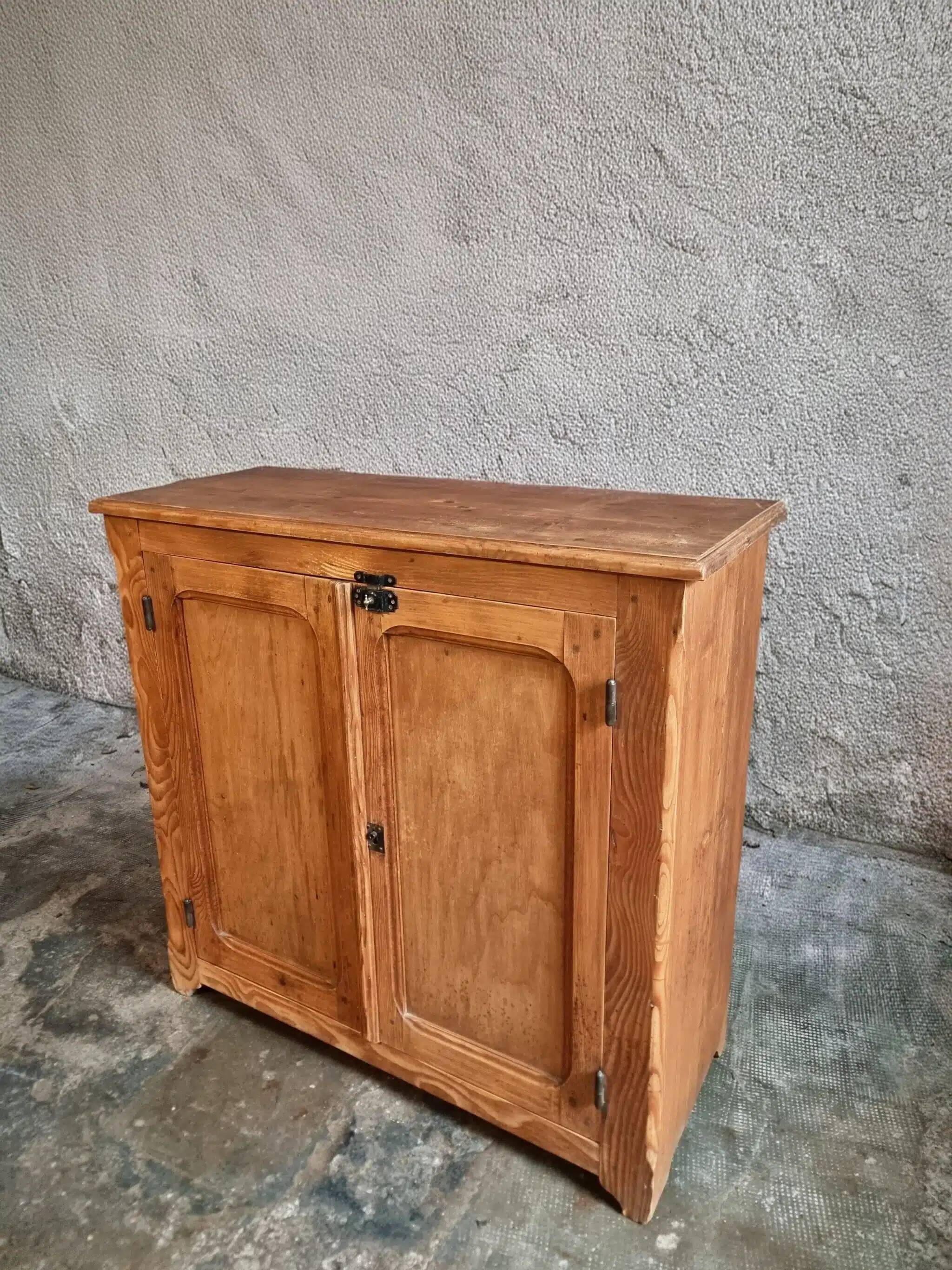 Buffet ancien français en pin, début du XXe siècle