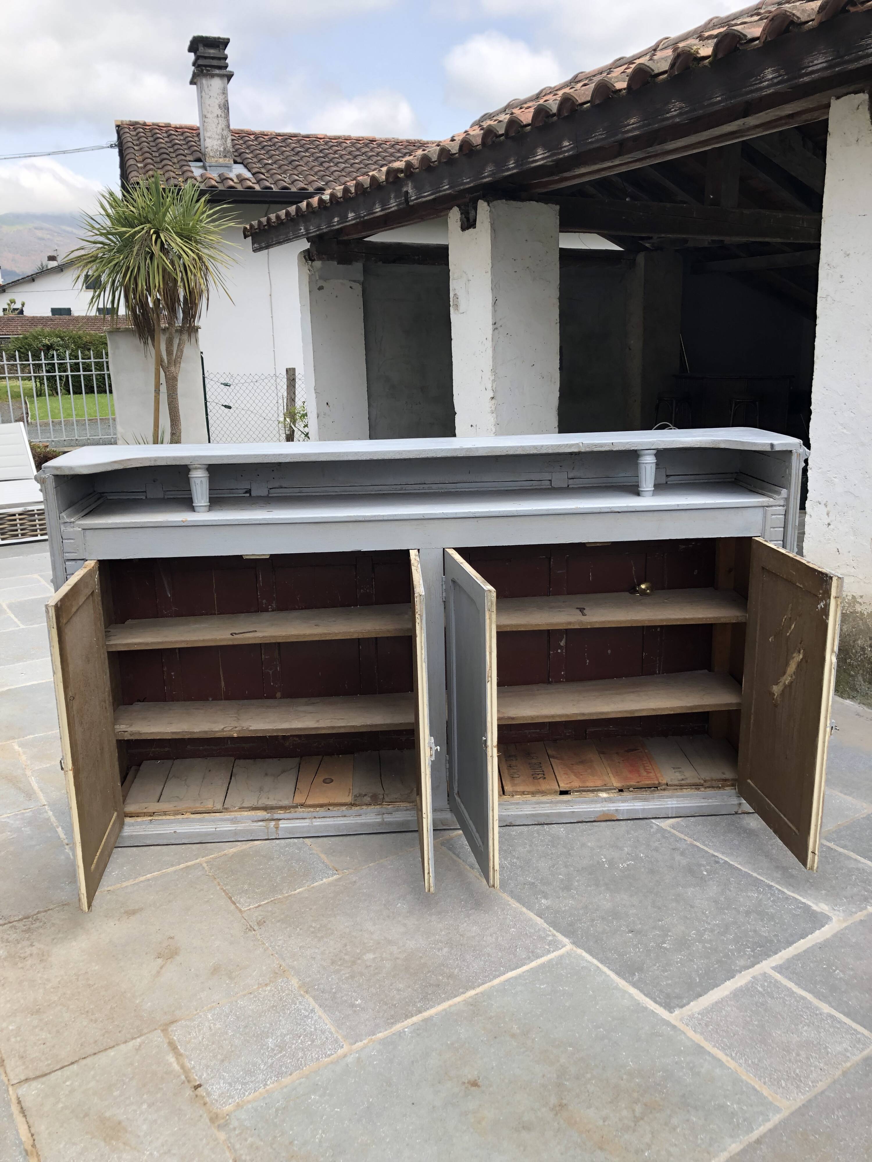 Grey lacquered wooden bar cabinet, golden brass bar