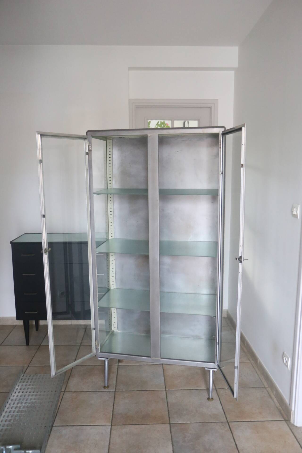 Armoire médicale ancienne 1950