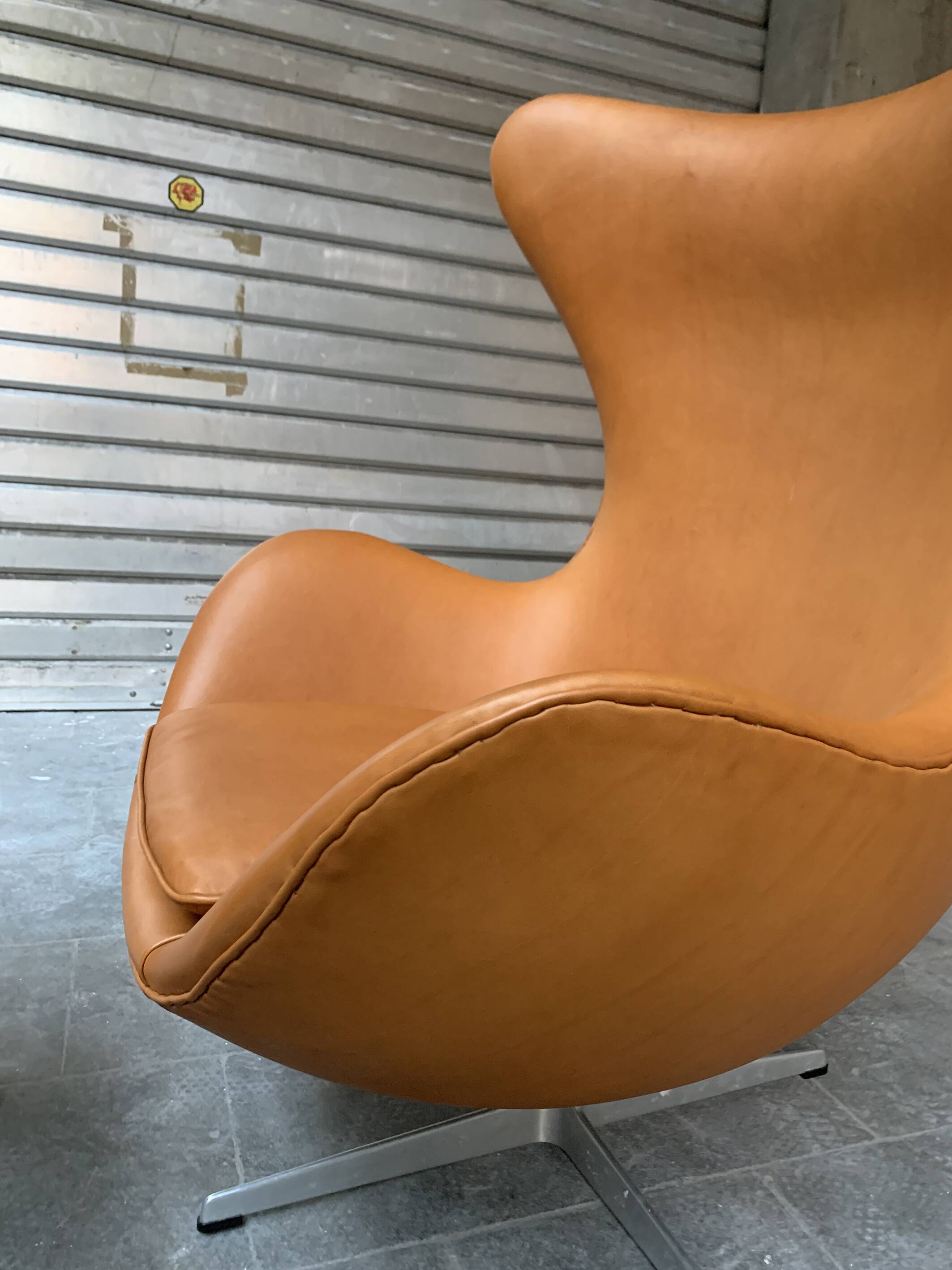 Restored Arne Jacobsen Egg armchair and ottoman for Fritz Hansen, 1960s