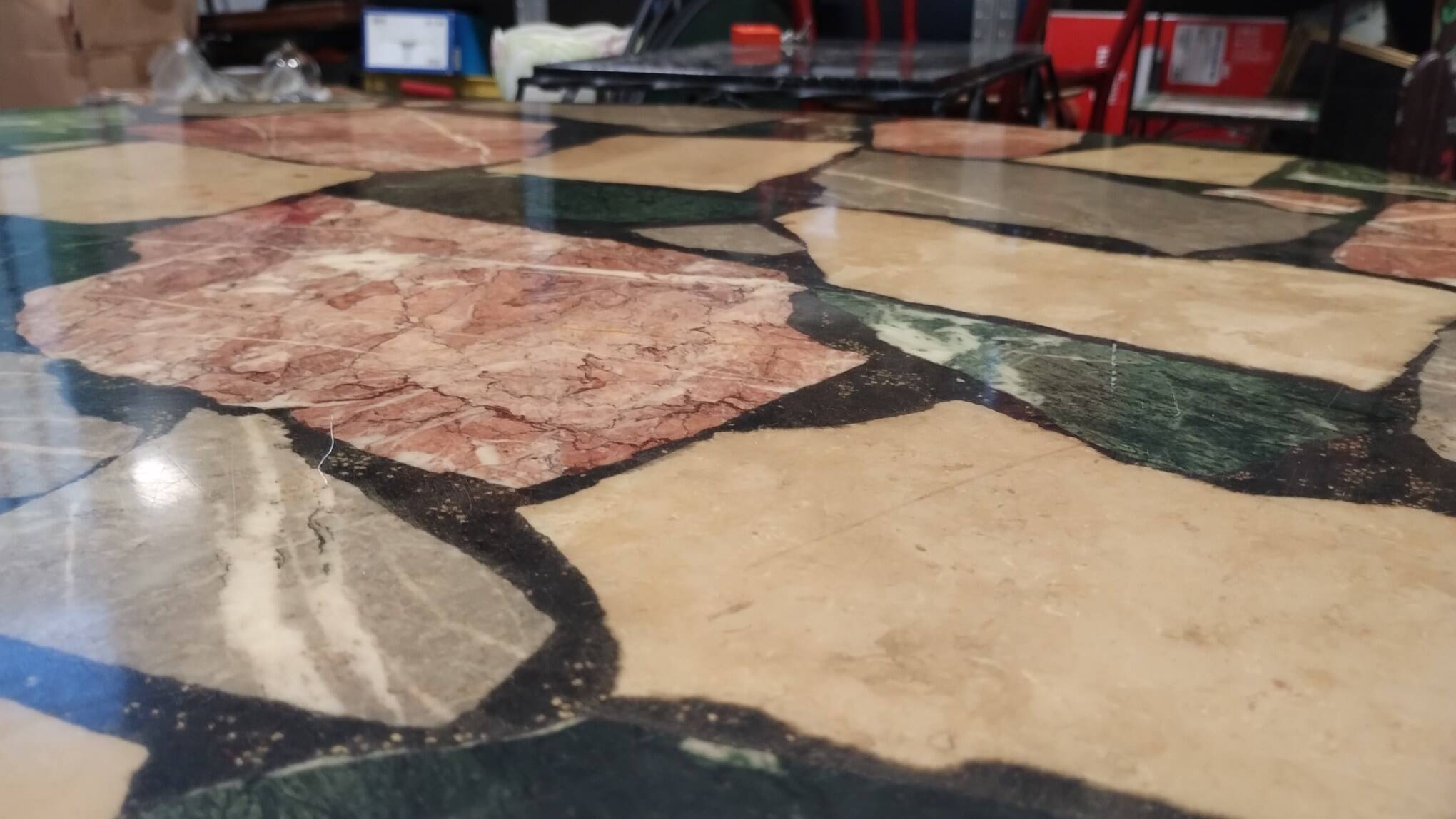 Round coffee table in wrought iron and marble