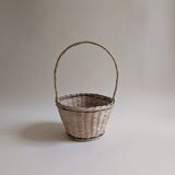 Round wicker basket in light wood