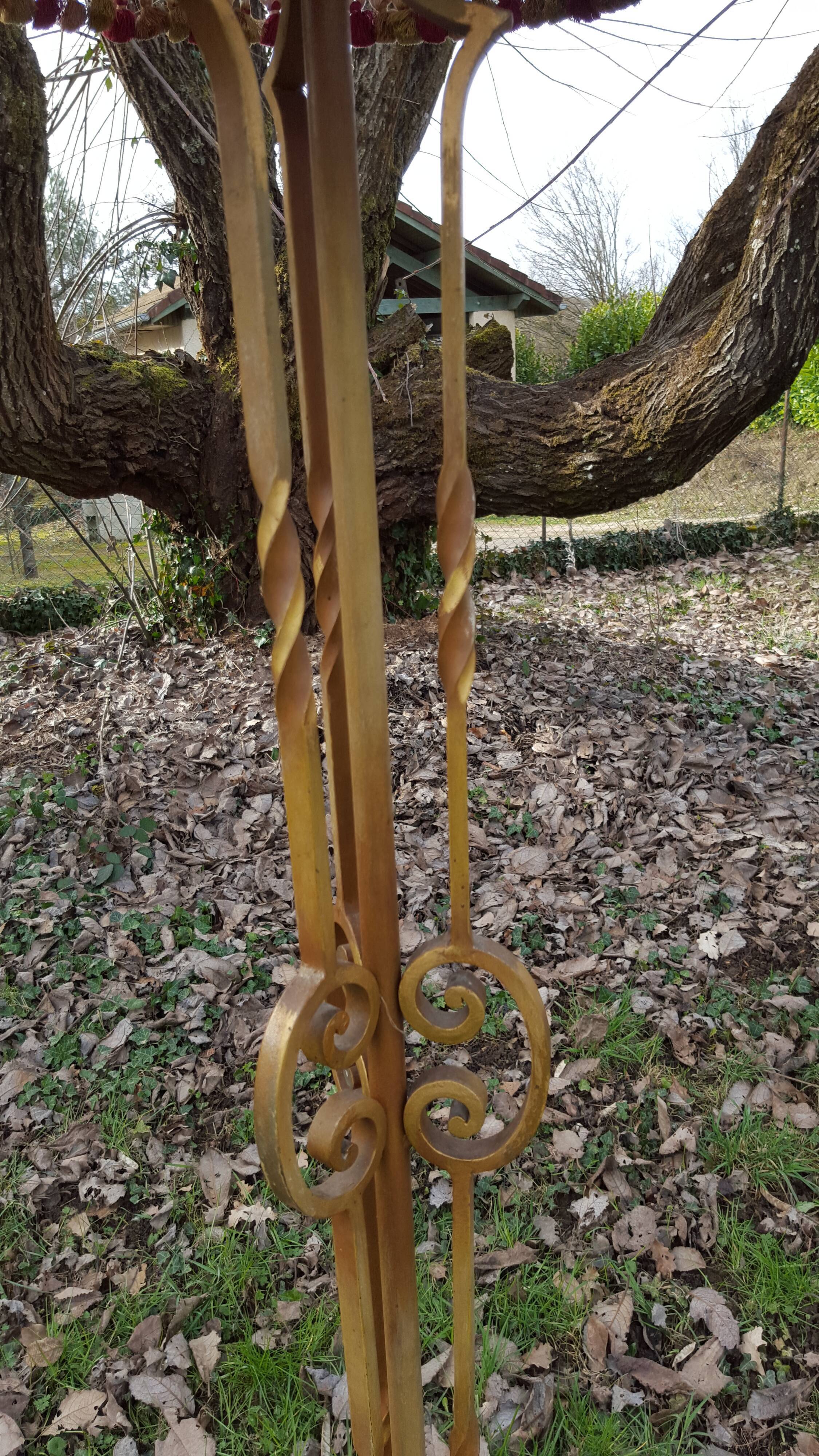 Art de wrought iron lamppost
