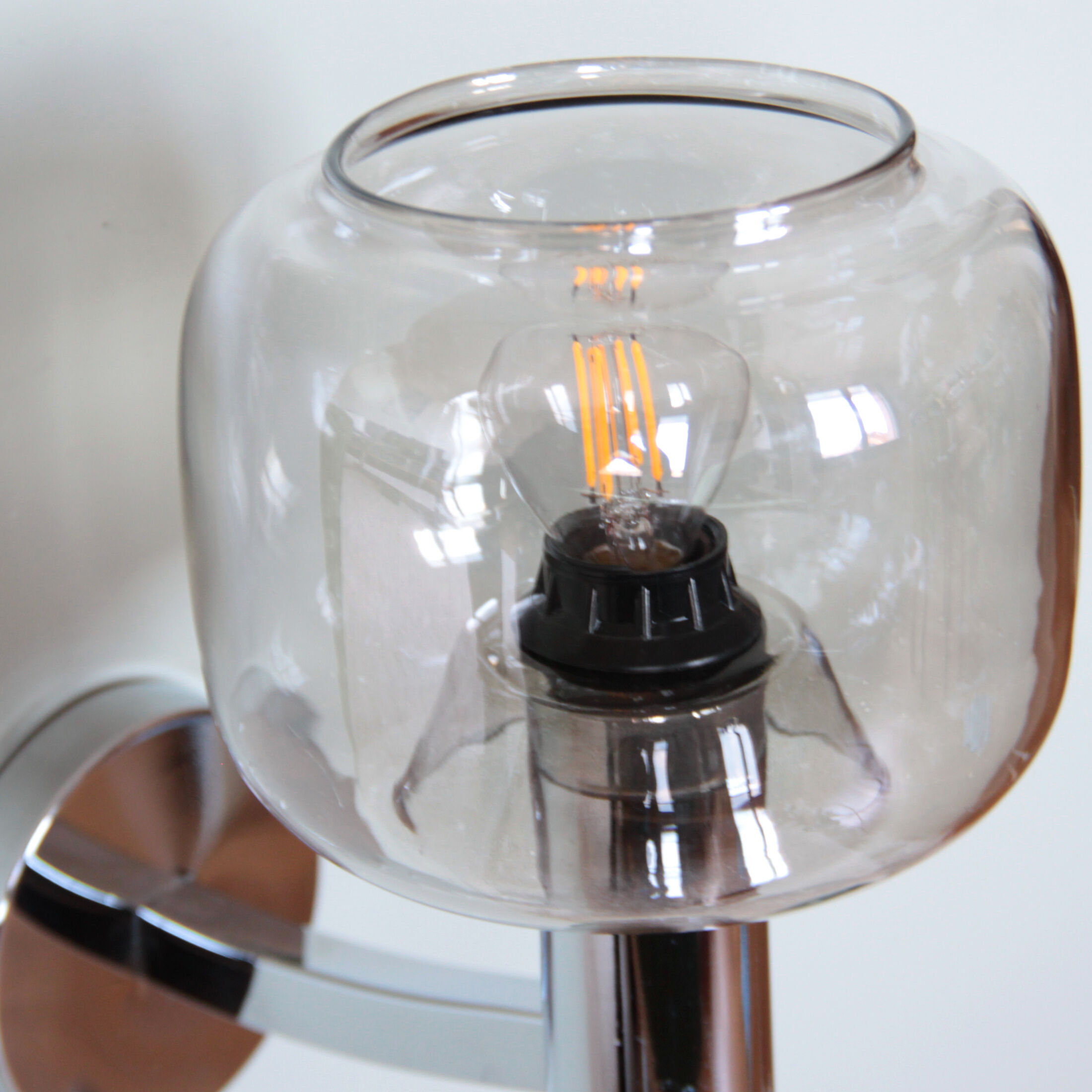 Applique vintage en métal chromé et globe en verre fumé gris design Disderot seventies