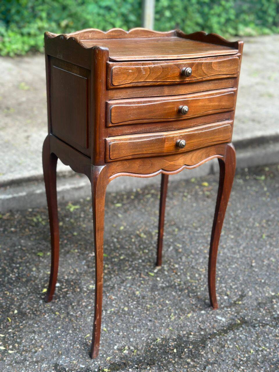 2 Louis XV bedside tables made of curved solid wood with drawers, 1920.