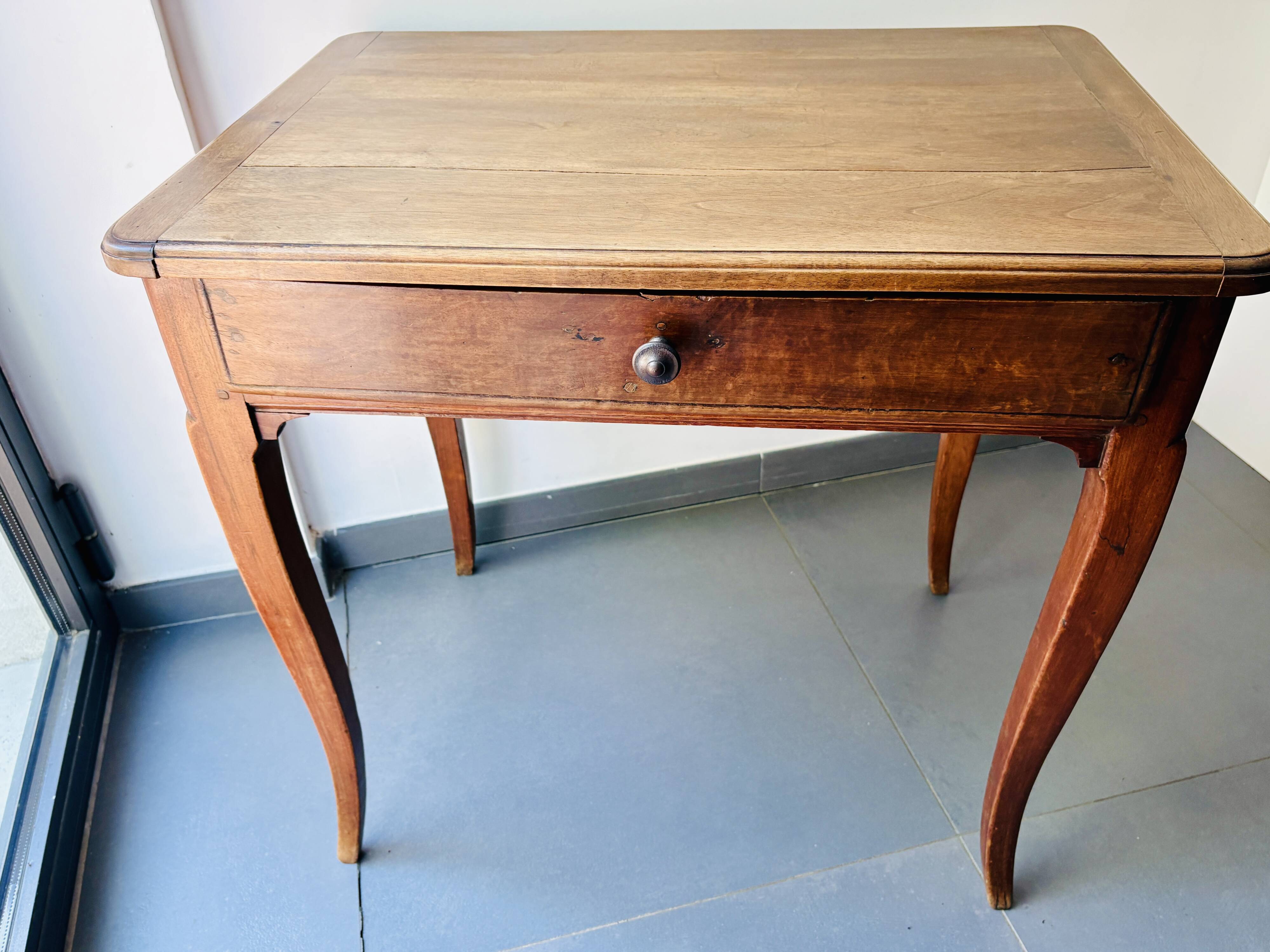 Secrétaire, table d’appoint Louis XV en bois fruitier