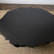 Table basse sculptée brutaliste “Météorite” – pièce unique
