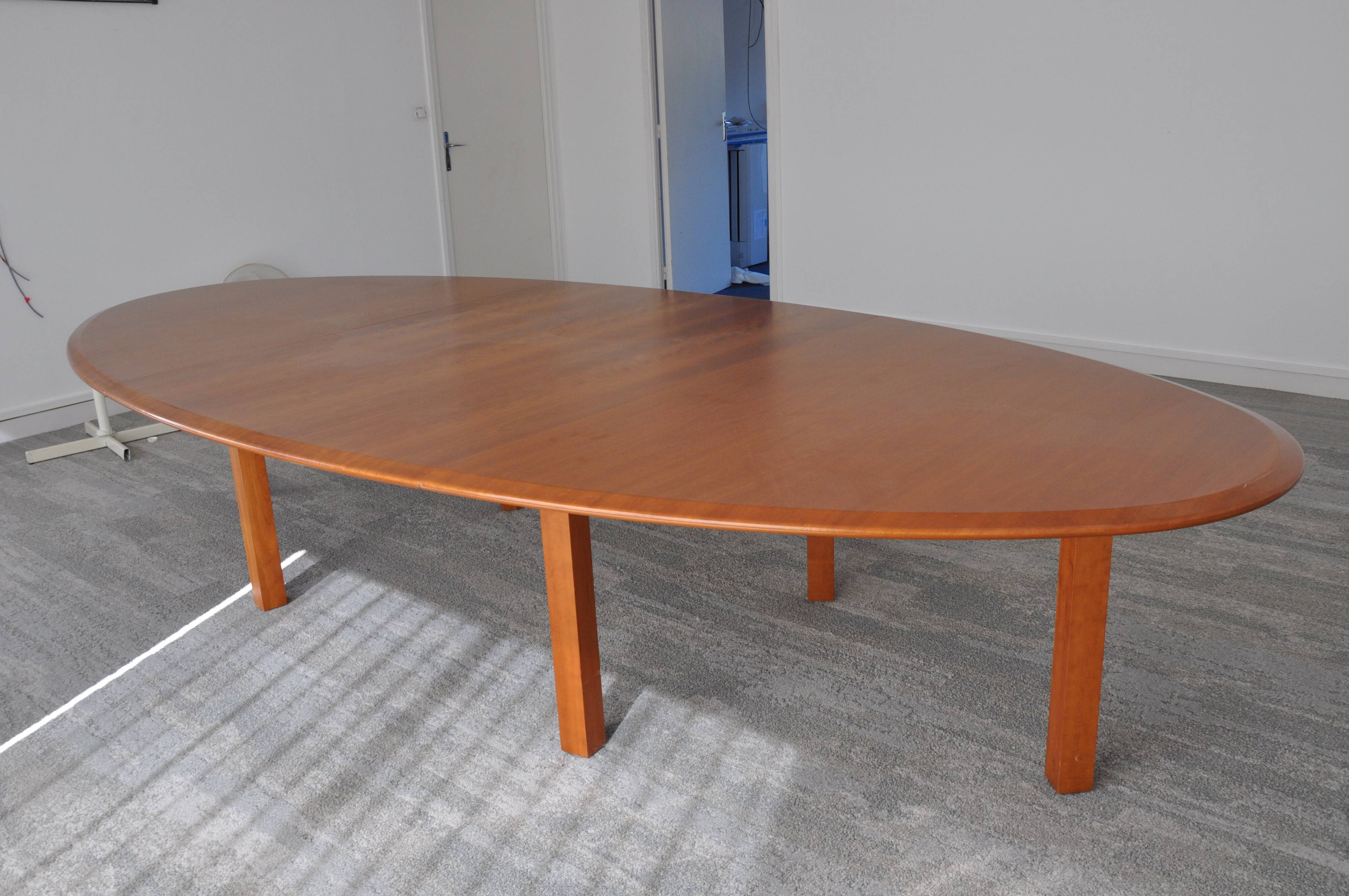 Grande table de conférence