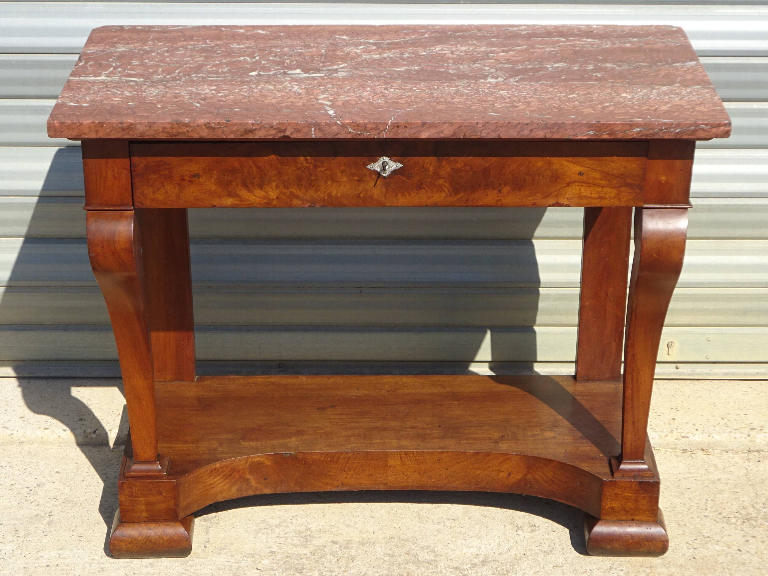 Console époque Restauration, style  Charles X en noyer avec marbre griotte