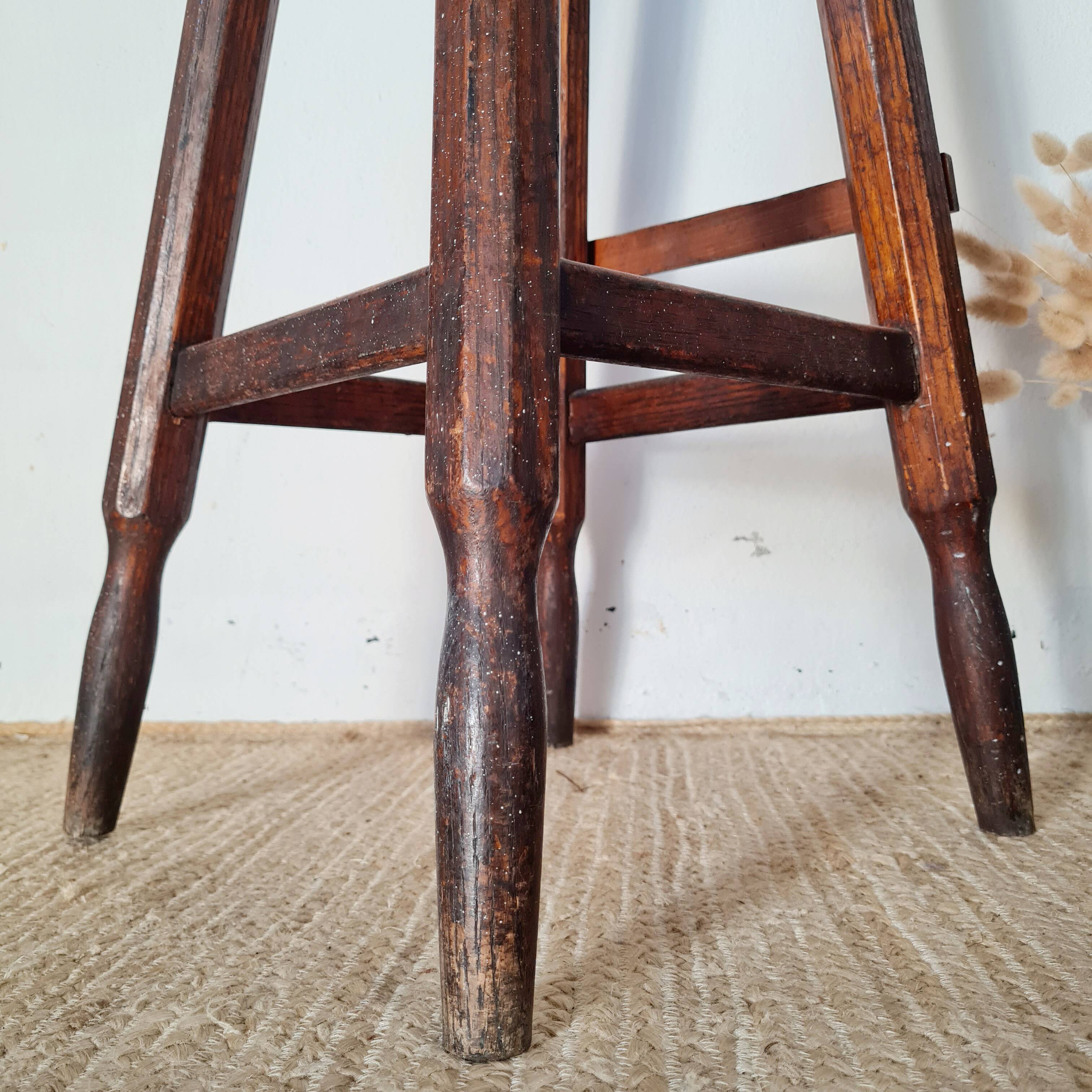 Tabouret haut d'atelier patiné