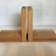 Paire de serre-livres scandinaves en bois