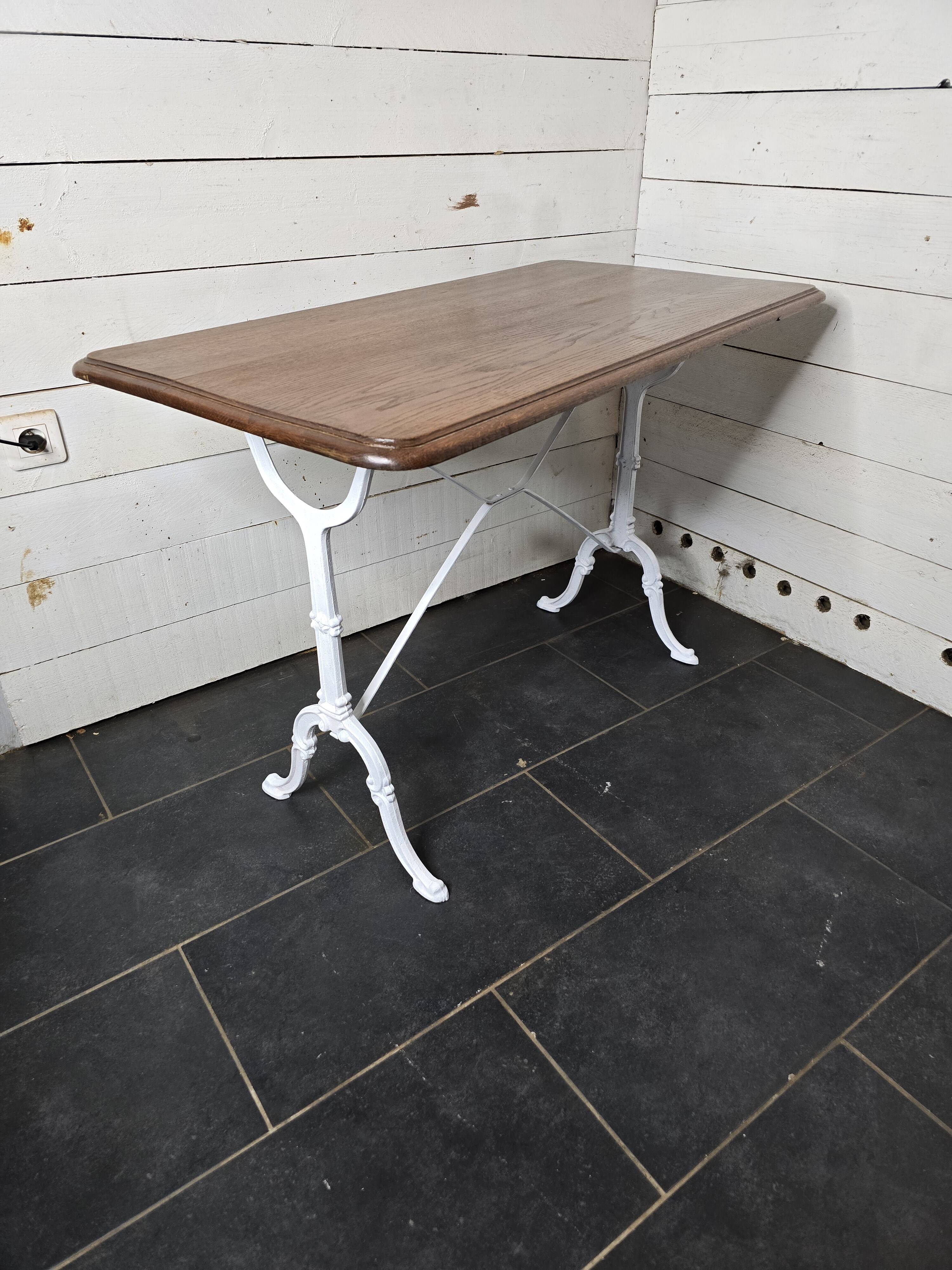 Table de bistrot en chêne massif, pieds en fonte.