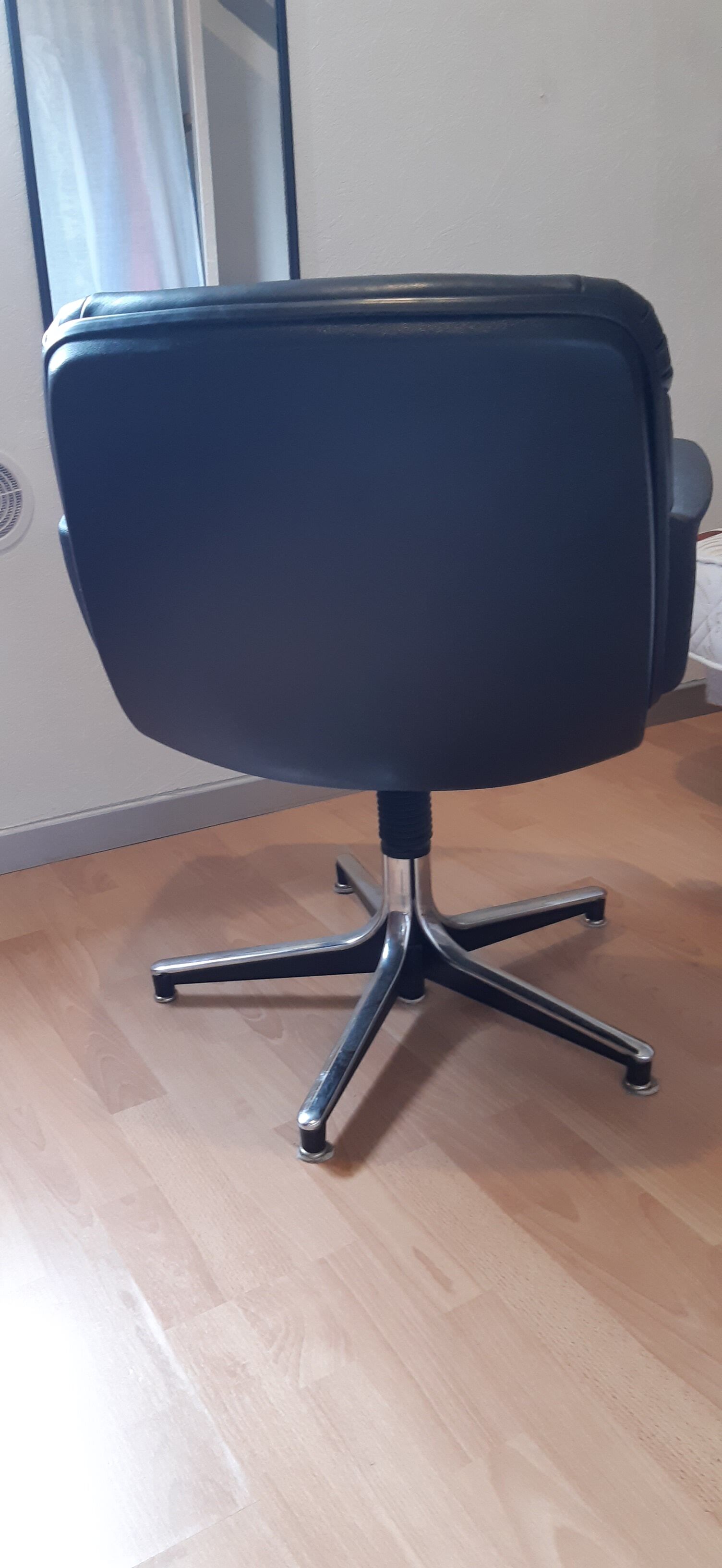 Sedinternational black leather swivel armchair