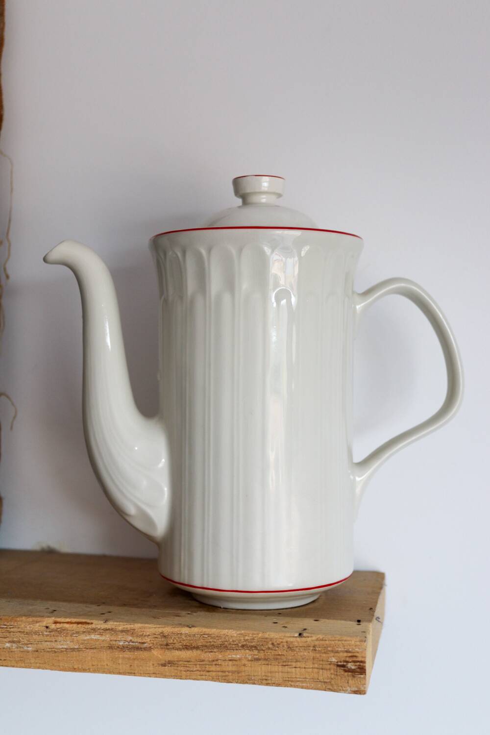 White porcelain teapot / coffee pot with red stripes – Model “Ac