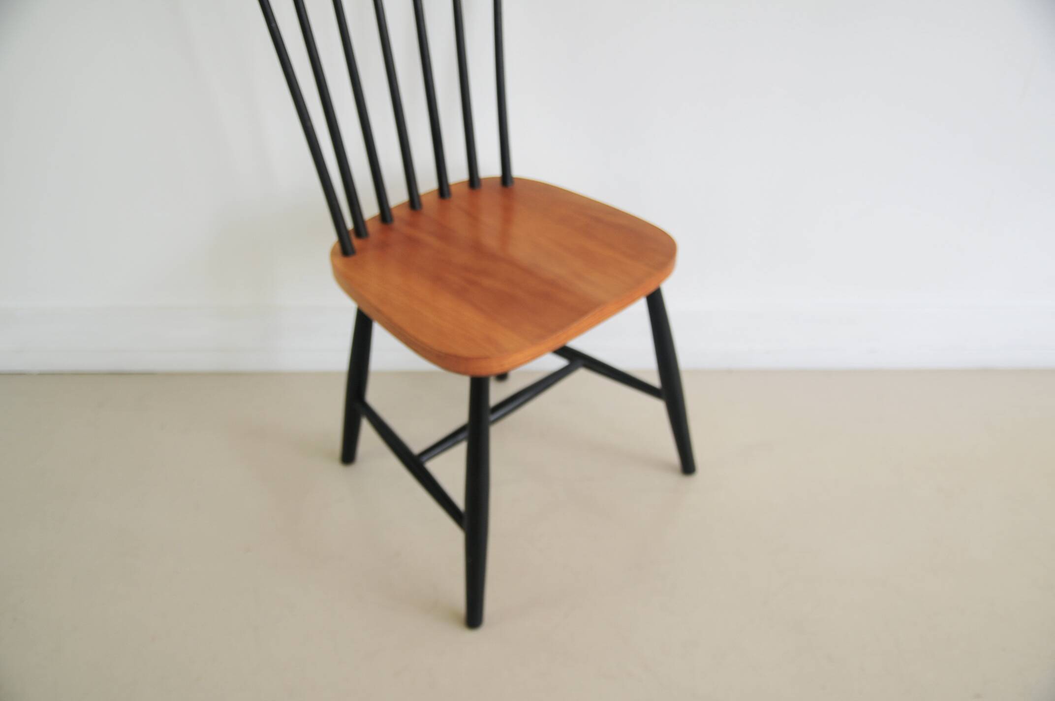 Spindle chair with black legs