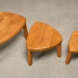 Ensemble sculptural de tables d'appoint gigognes en chêne massif, France années 1970