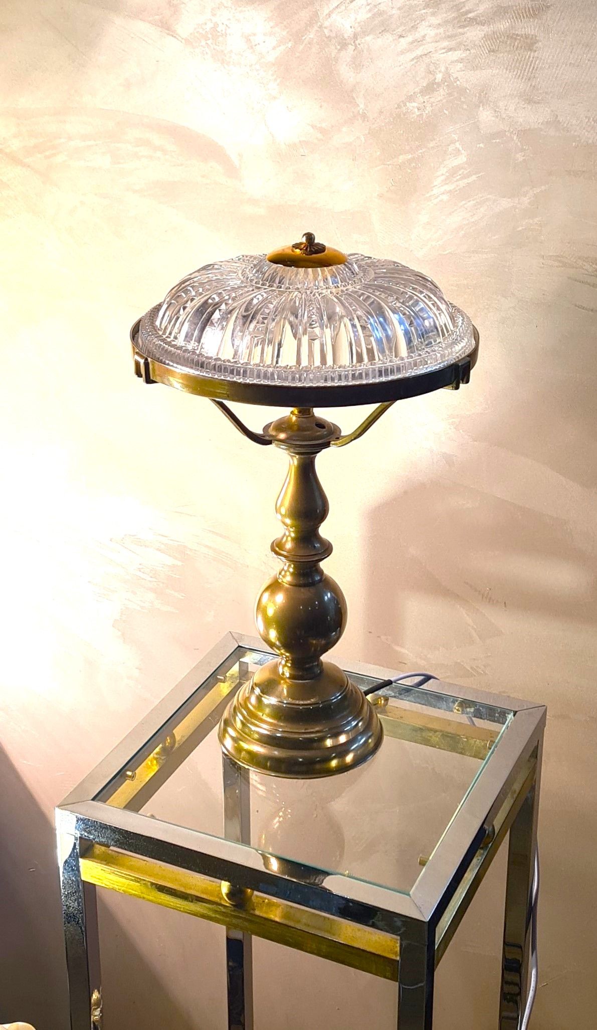 Solid brass lamp and its glass dome cut 1930 42x26 and 4kg