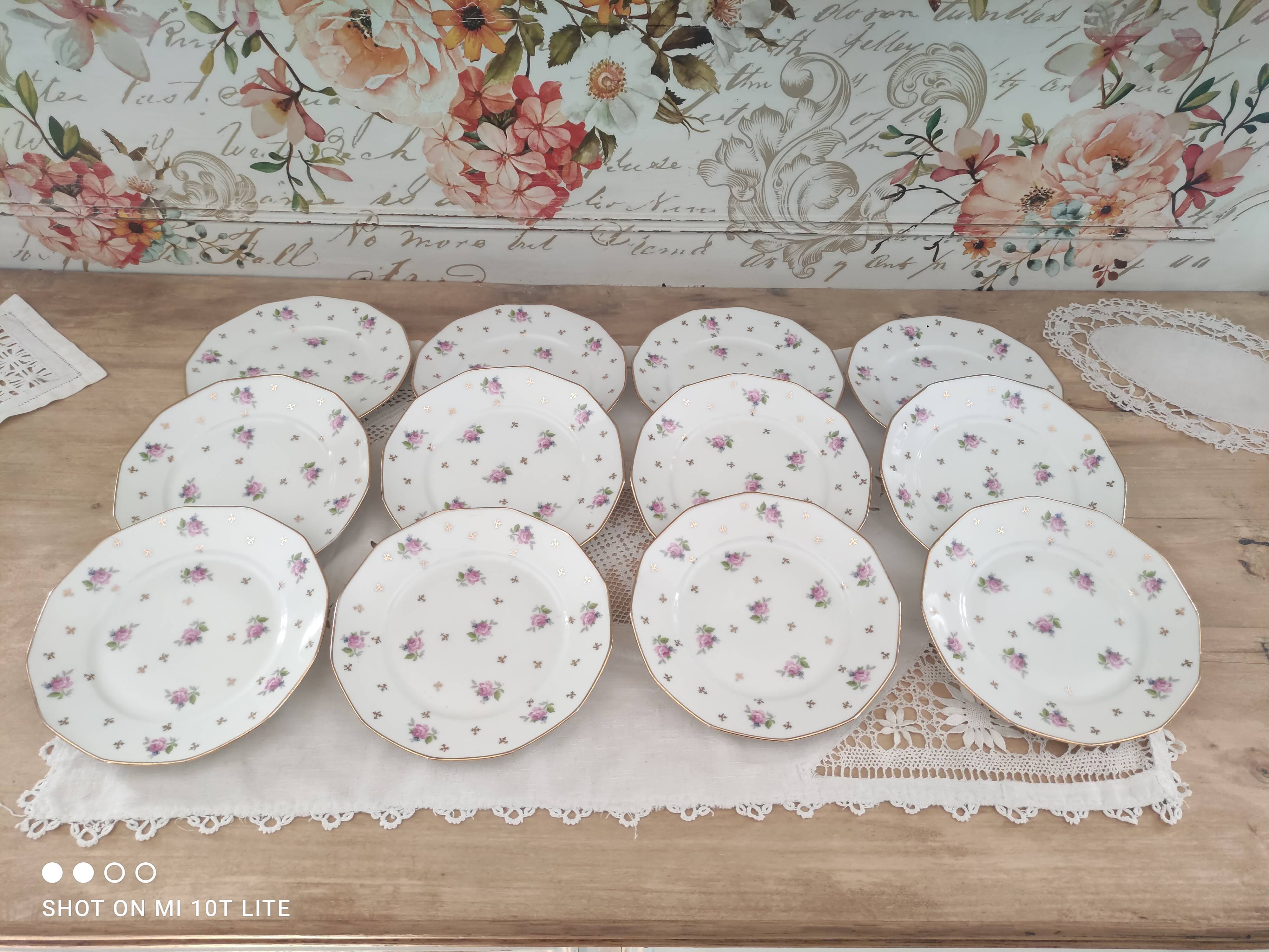 Lot de 12 assiettes à dessert en porcelaine Lourioux Foëcy France décor floral et doré