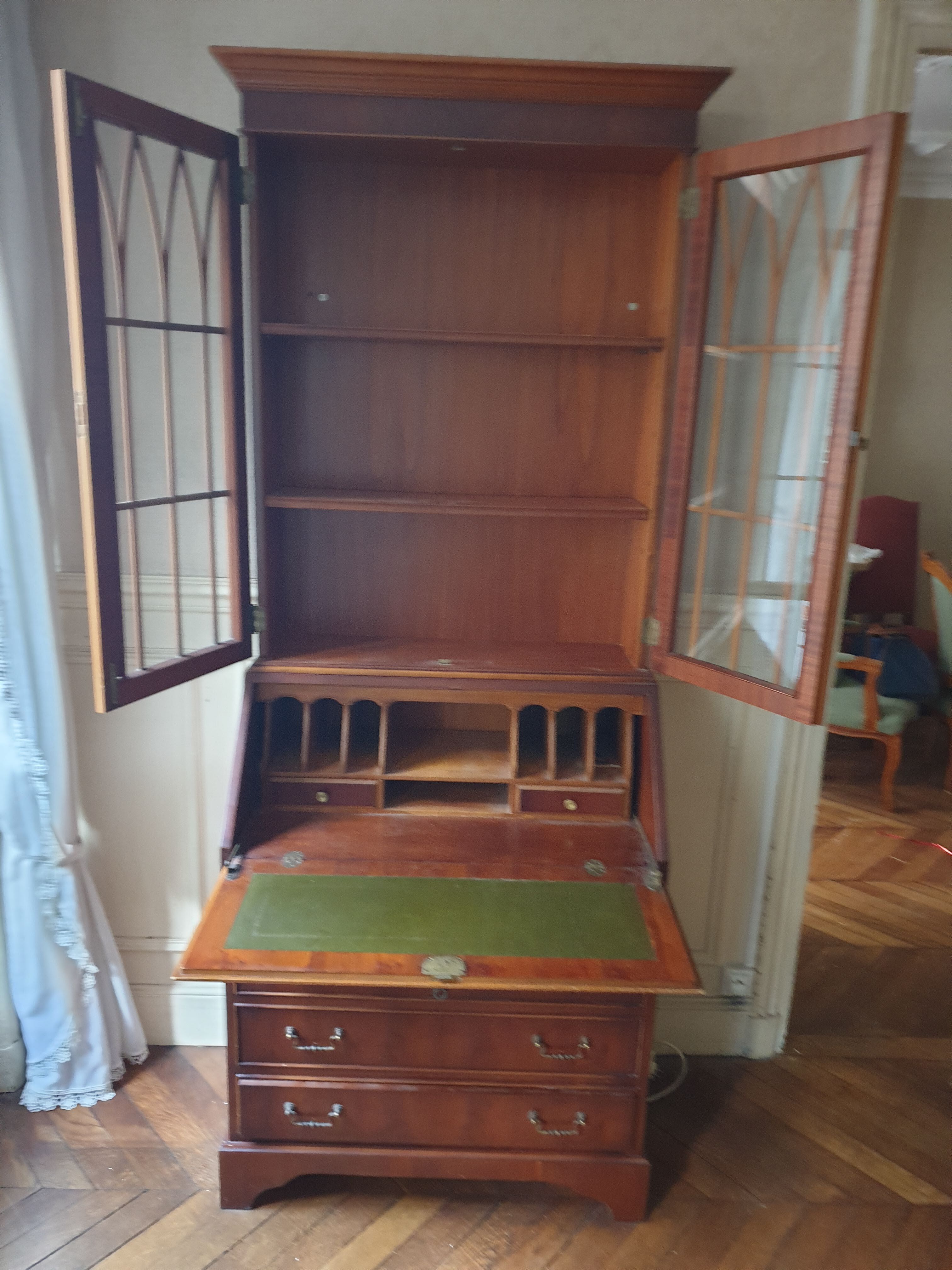 Secretary or English Scriban with showcase