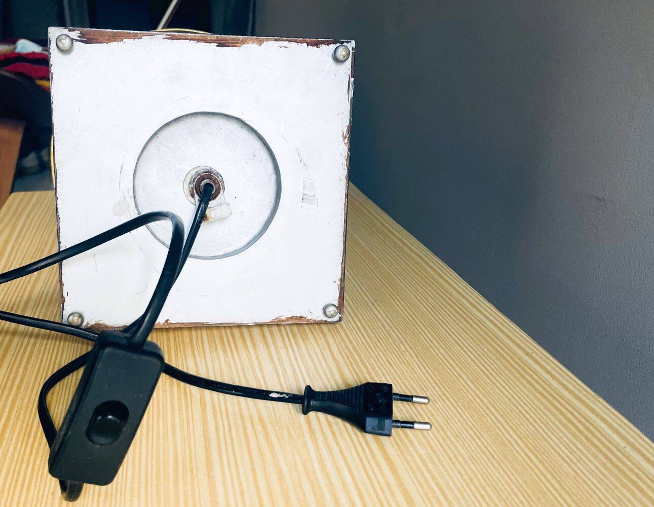 Grande lampe de table en lucite ambre de style Régence