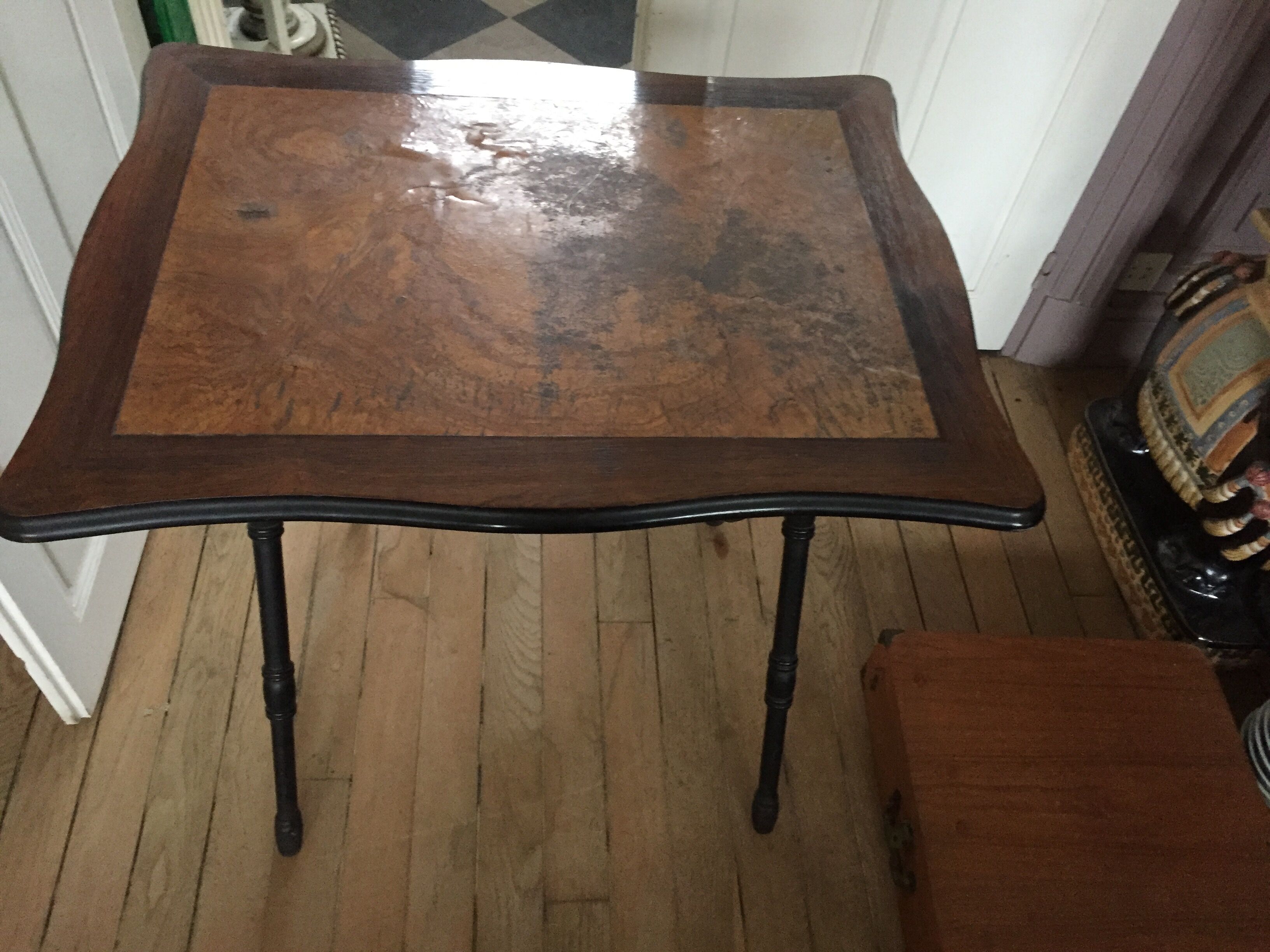 Folding table