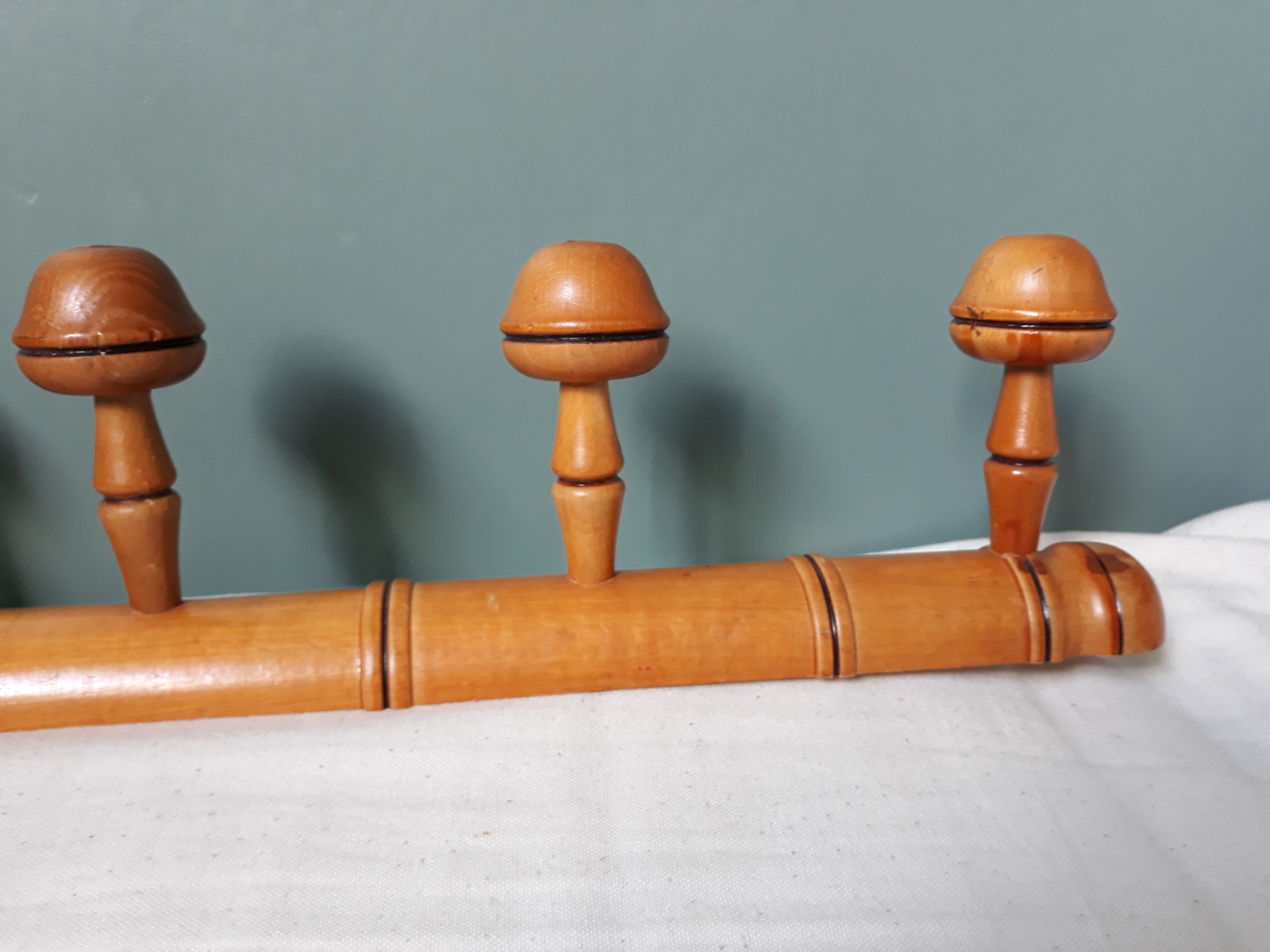 Bamboo-like wall coat rack with 5 mushroom hooks