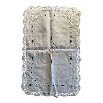 Napperon rectangulaire brodé motif floral - coton - vers 1900