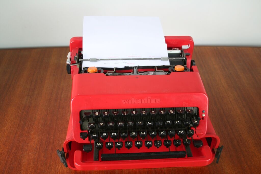 Writing portable Olivetti Valentine Ettore Sottsass 1969 vintage machine