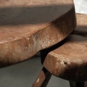 Table basse brutaliste avec tabourets
