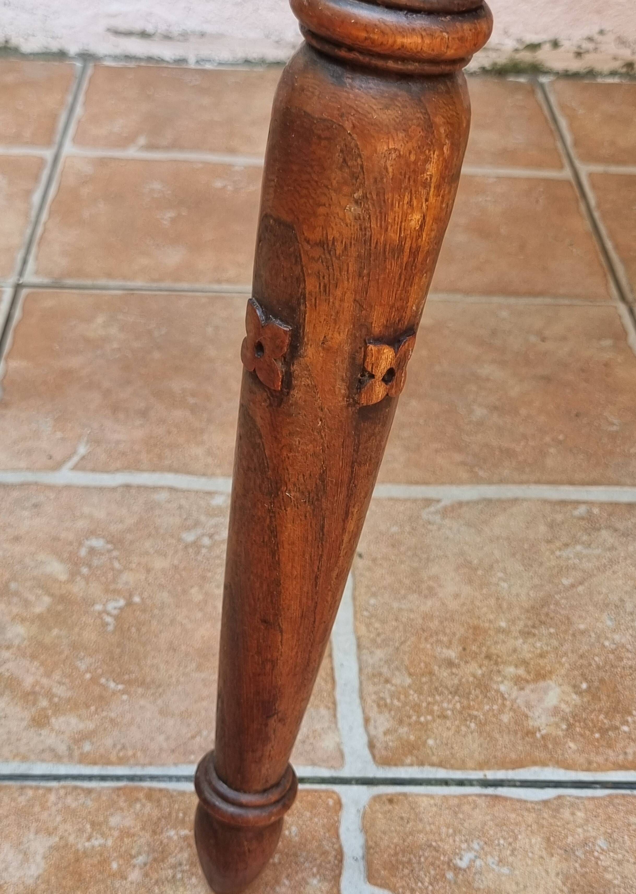 Window bench in carved walnut, late 19th century, renovated seat, 70 cm