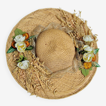 Chapeau de paille décoratif agrémenté de fleurs séchées