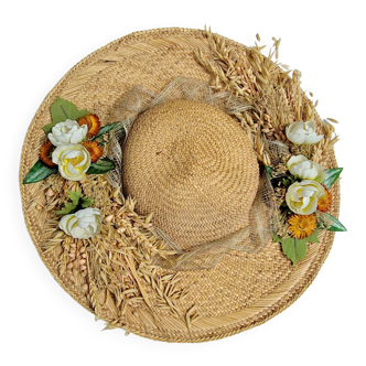 Chapeau de paille décoratif agrémenté de fleurs séchées