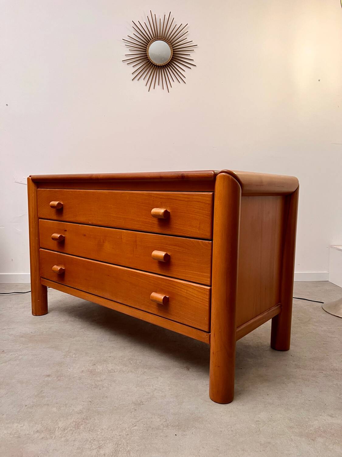 Ancienne commode 3 tiroirs en orme massif design années 70 brutaliste