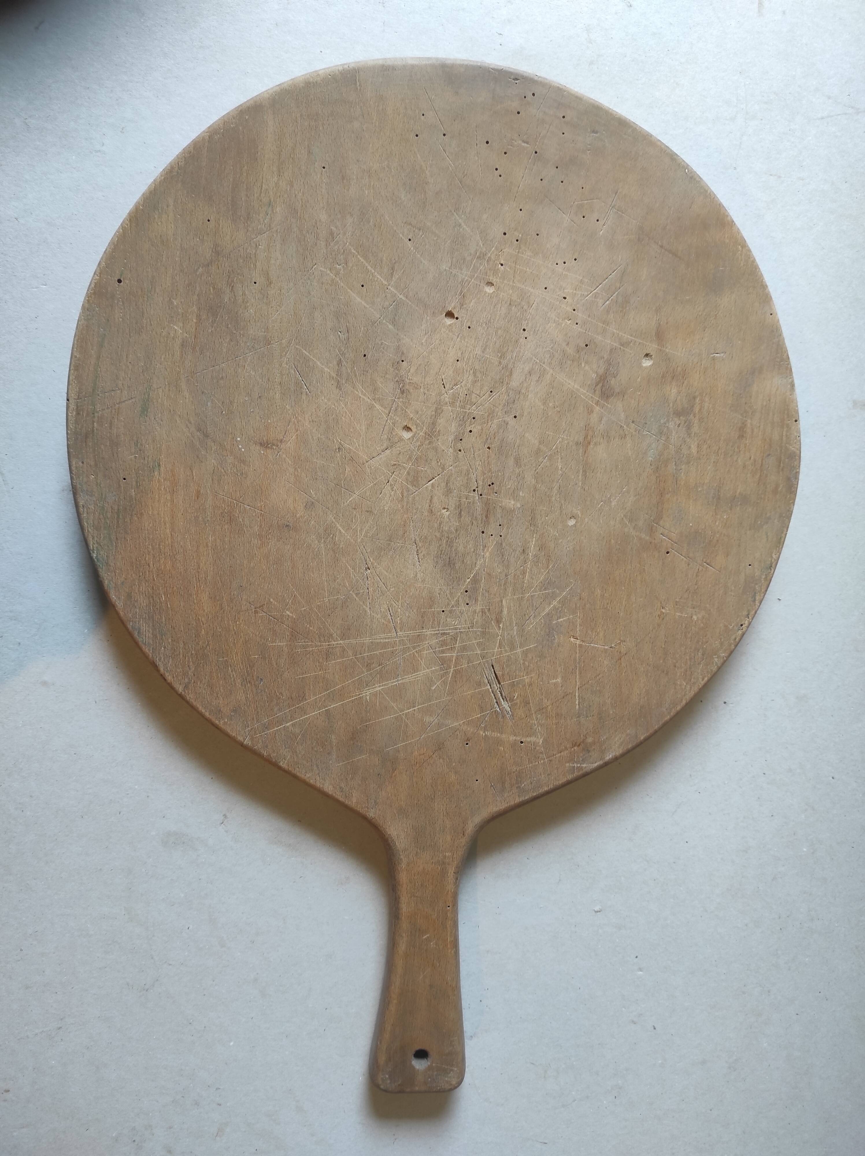 Old round pizza cutting board