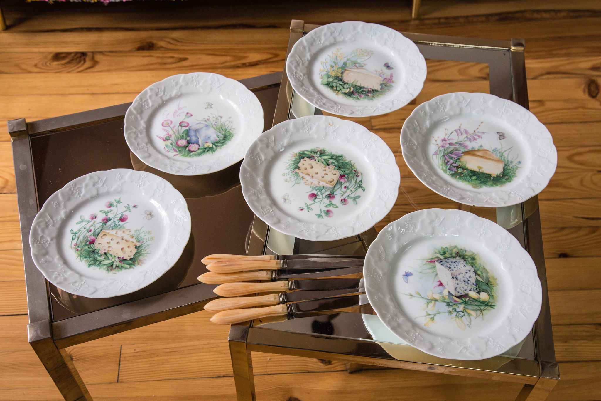 Assiettes à fromage et couteaux